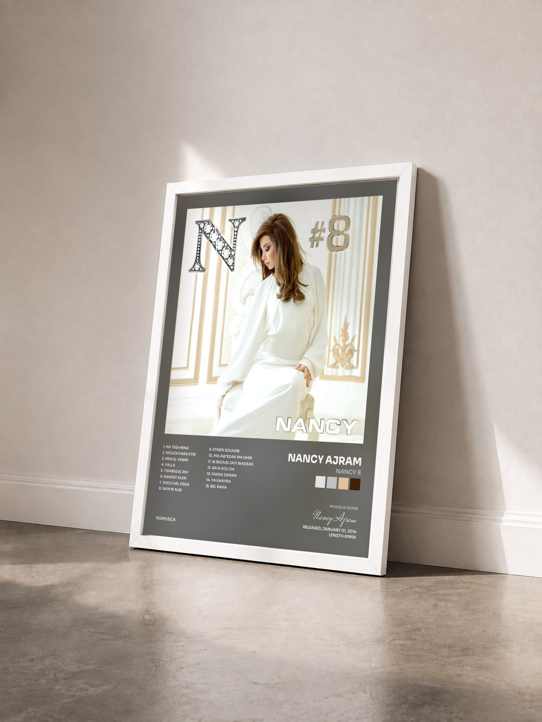 #blanc Tableau de l'album Nancy 8 de Nancy Ajram vu de trois quarts, cadre blanc