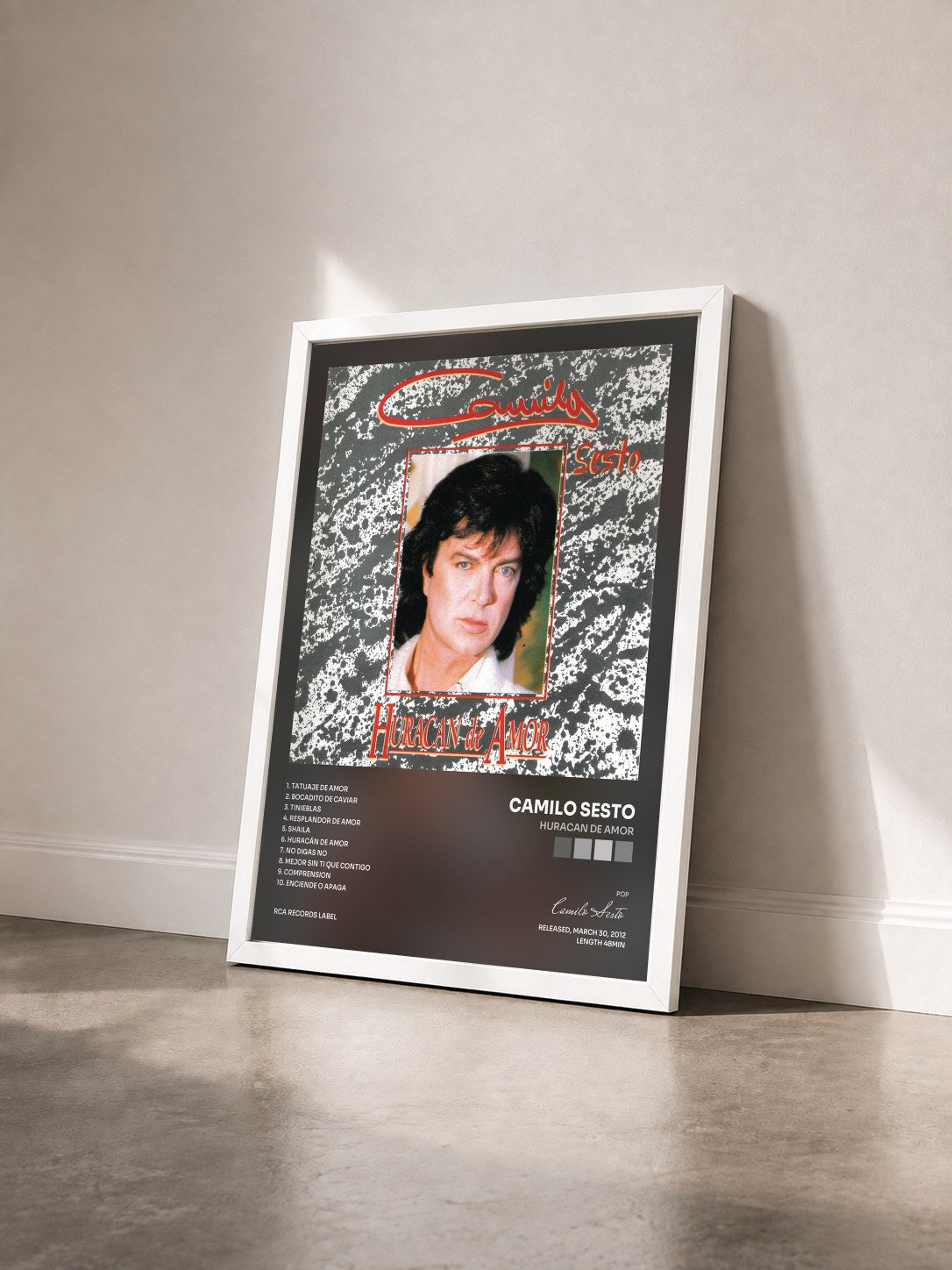 #blanc Tableau de l'album Huracan de Amor de Camilo Sesto vu de trois quarts, cadre blanc