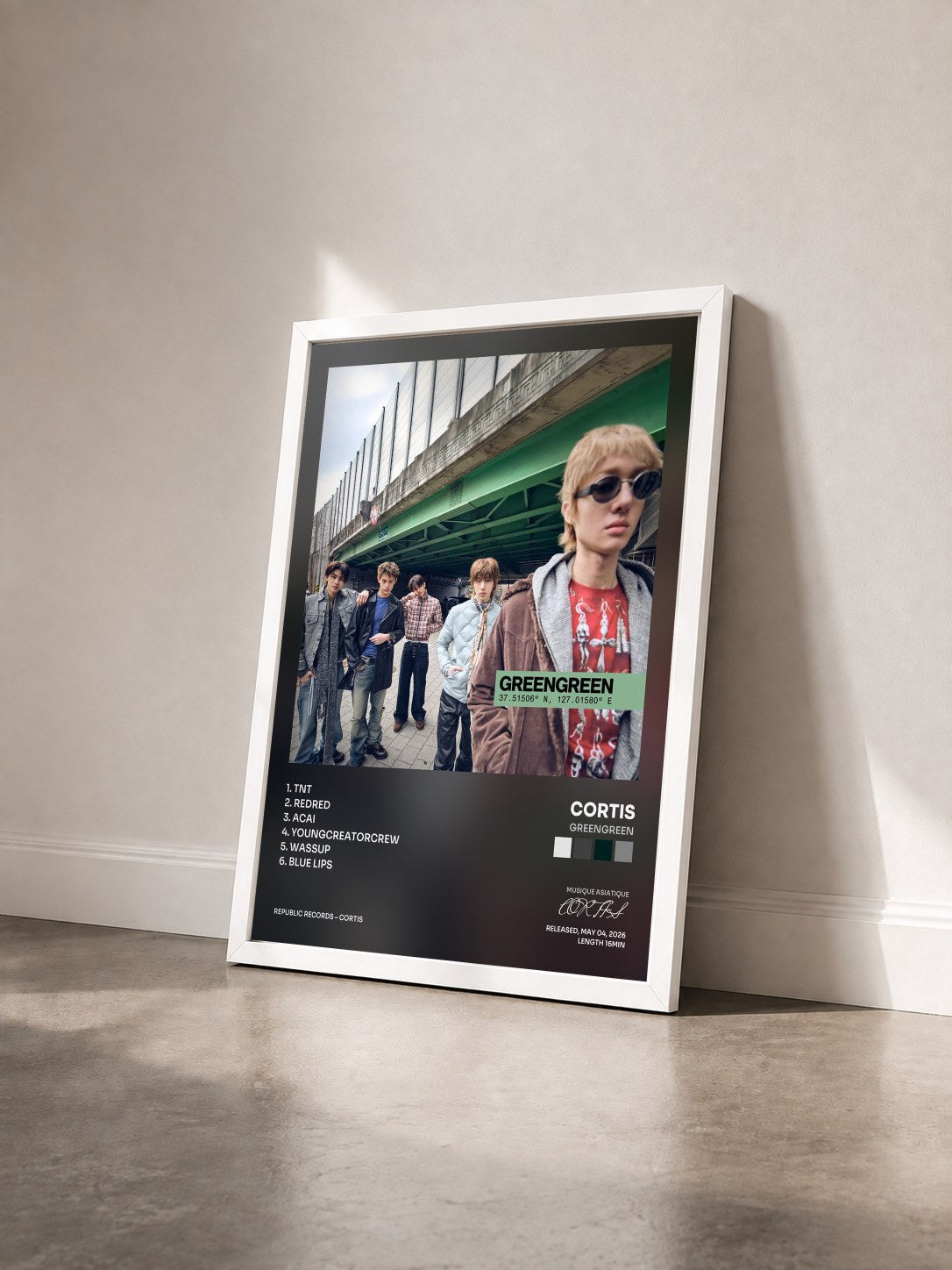#blanc Tableau de l'album GREENGREEN de CORTIS vu de trois quarts, cadre blanc
