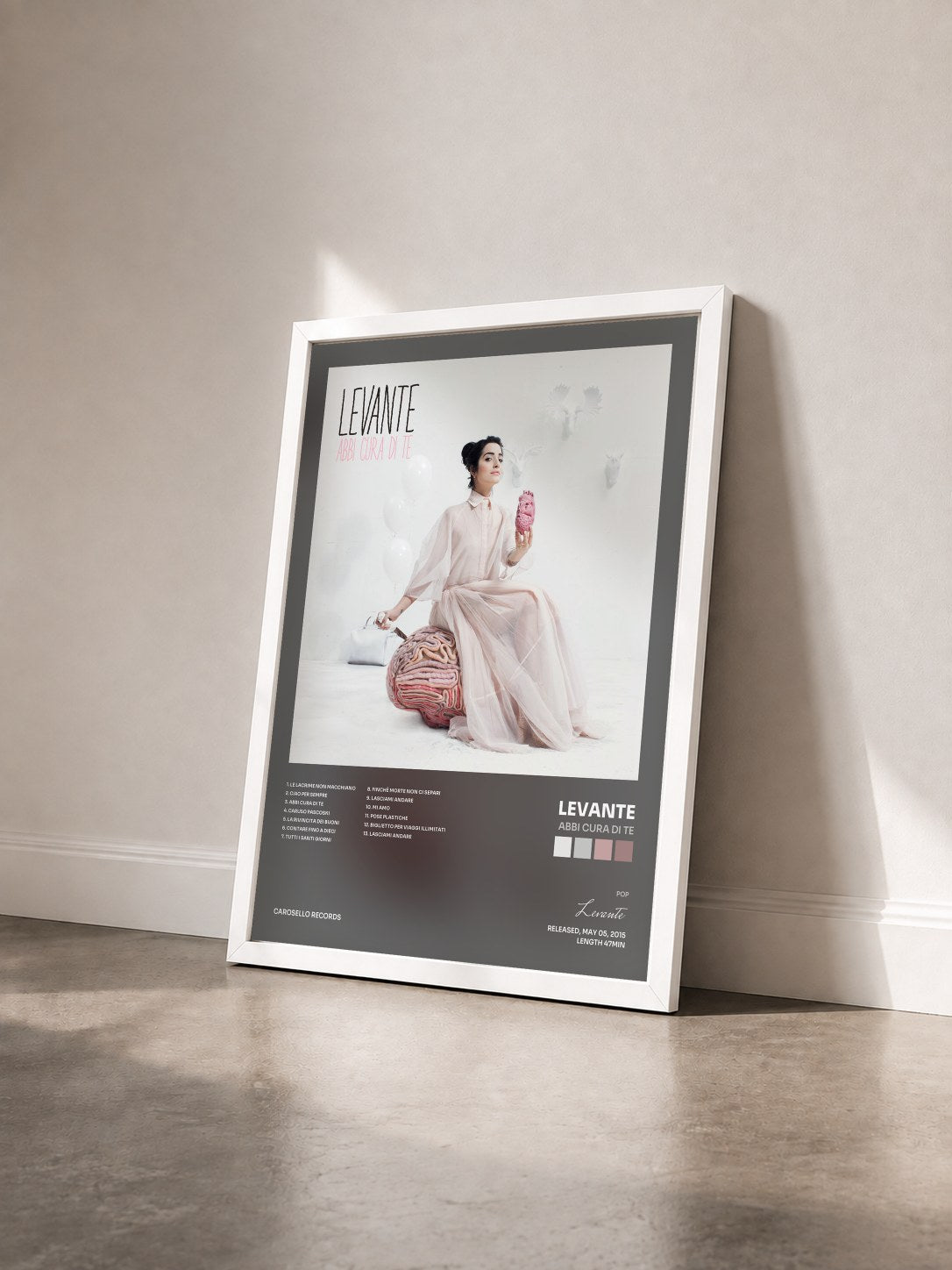 #blanc Tableau de l'album Abbi cura di te de Levante vu de trois quarts, cadre blanc