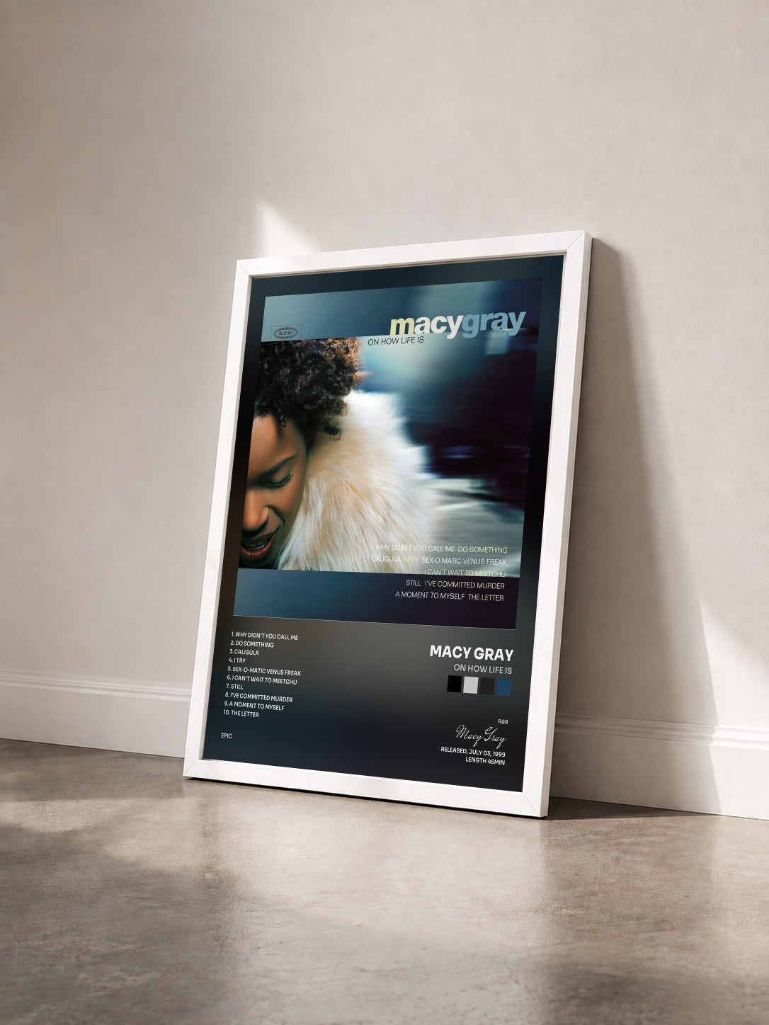 #blanc Tableau de l'album On How Life Is de Macy Gray vu de trois quarts, cadre blanc
