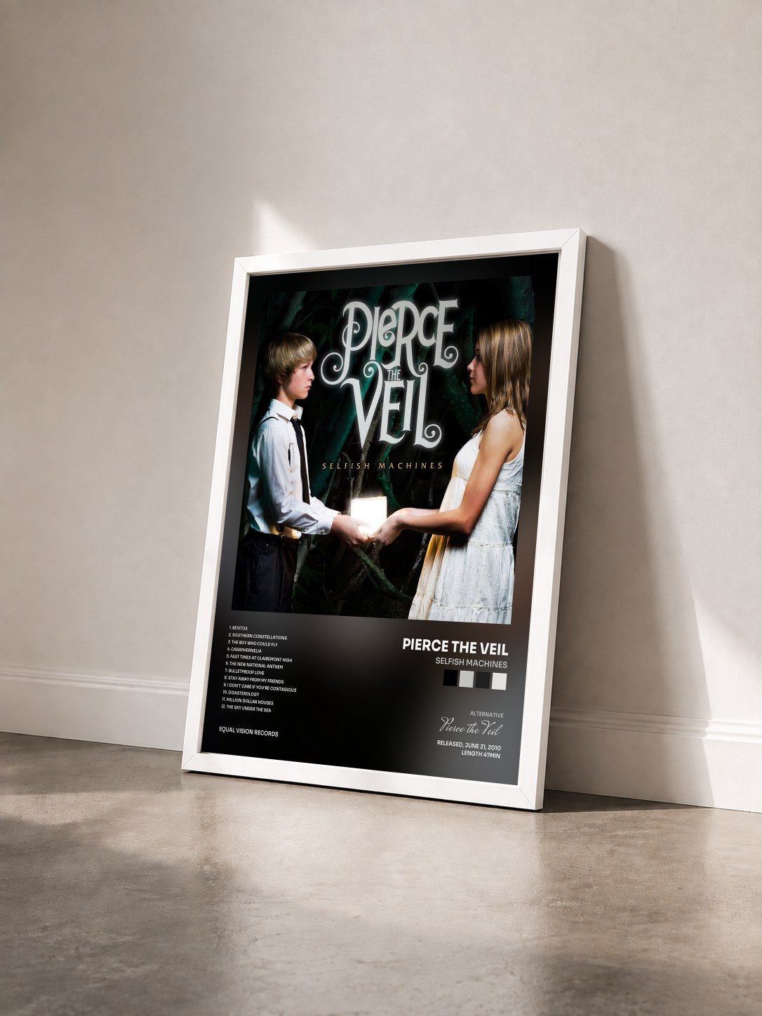 #blanc Tableau de l'album Selfish Machines de Pierce the Veil vu de trois quarts, cadre blanc
