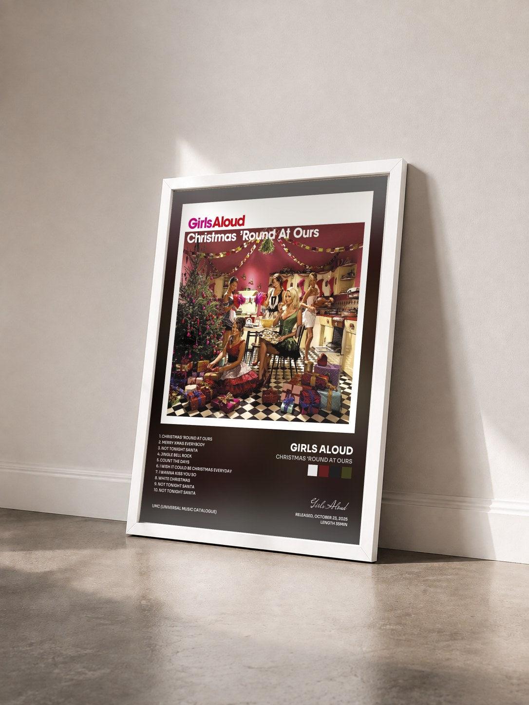#blanc Tableau de l'album Christmas 'Round At Ours de Girls Aloud vu de trois quarts, cadre blanc