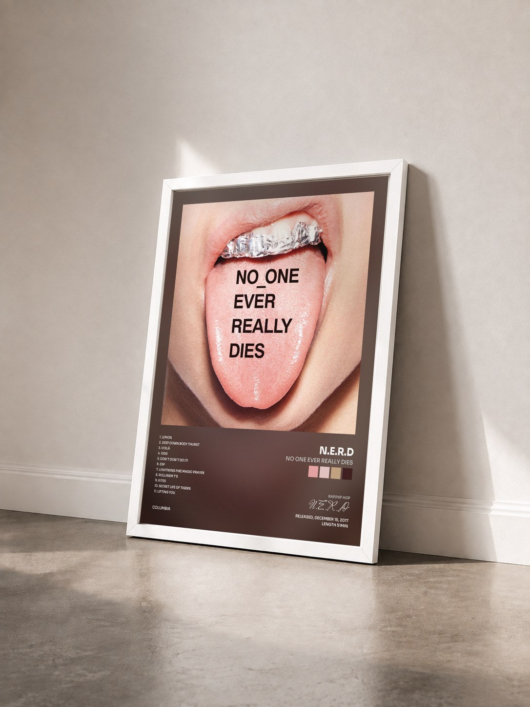 #blanc Tableau de l'album NO ONE EVER REALLY DIES de N.E.R.D vu de trois quarts, cadre blanc