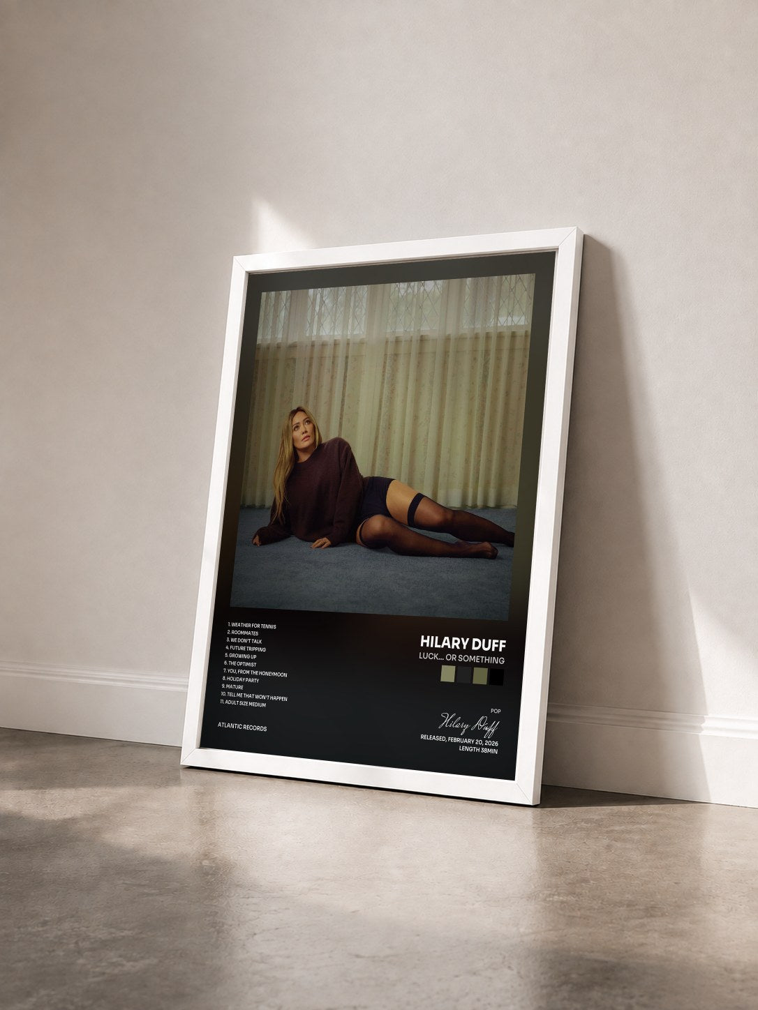 #blanc Tableau de l'album luck... or something de Hilary Duff vu de trois quarts, cadre blanc