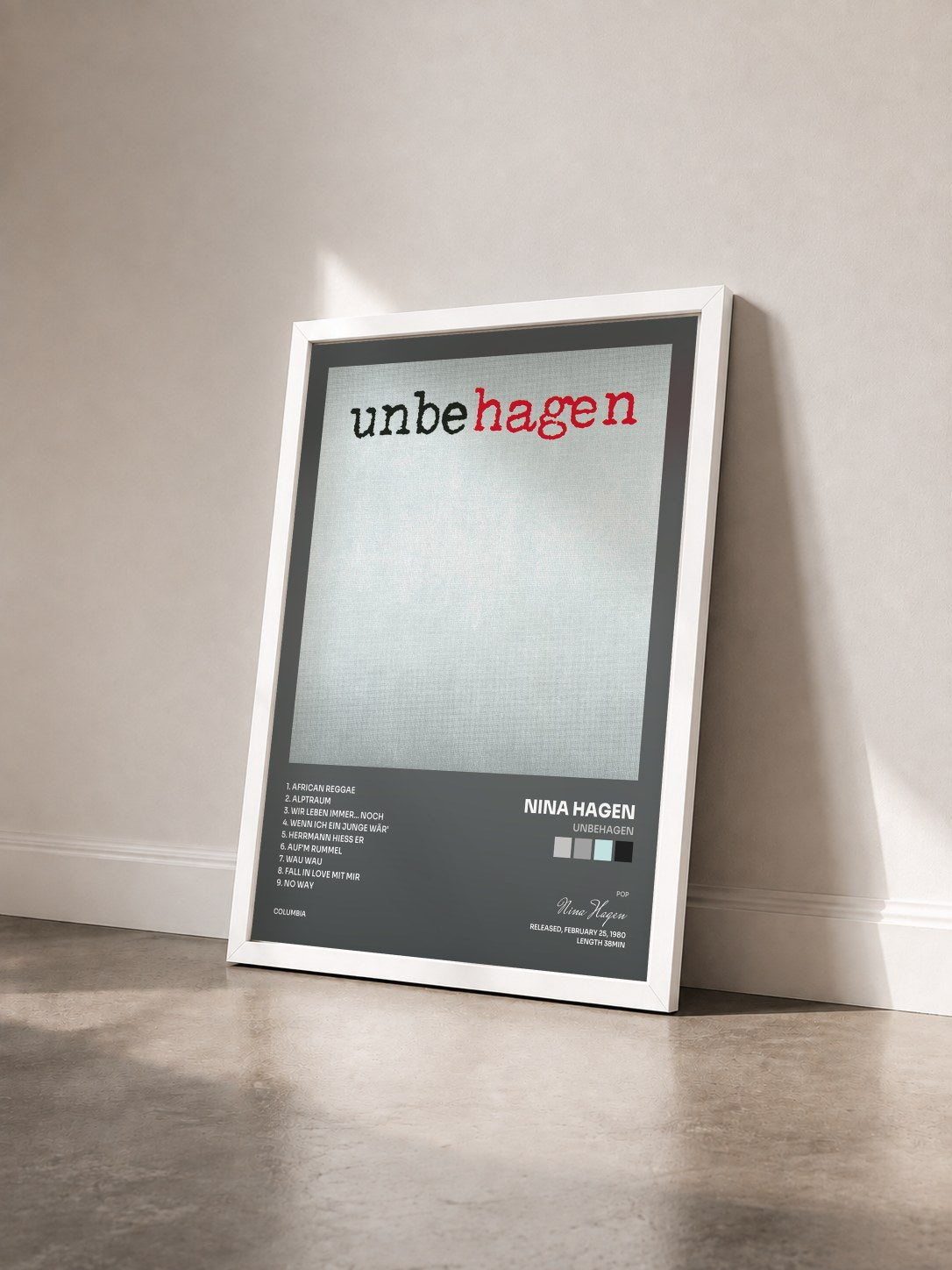 #blanc Tableau de l'album Unbehagen de Nina Hagen vu de trois quarts, cadre blanc