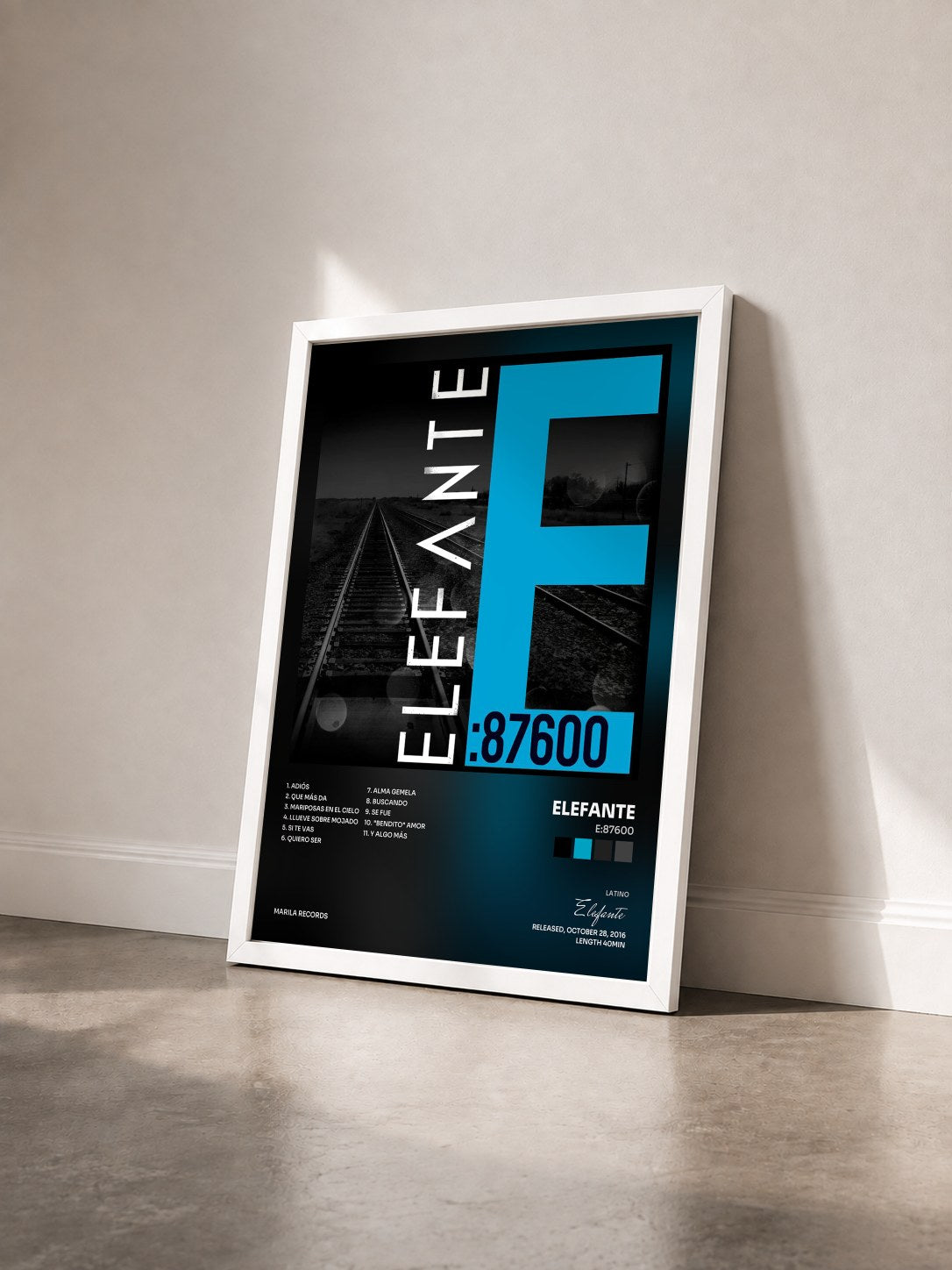 #blanc Tableau de l'album E:87600 de Elefante vu de trois quarts, cadre blanc