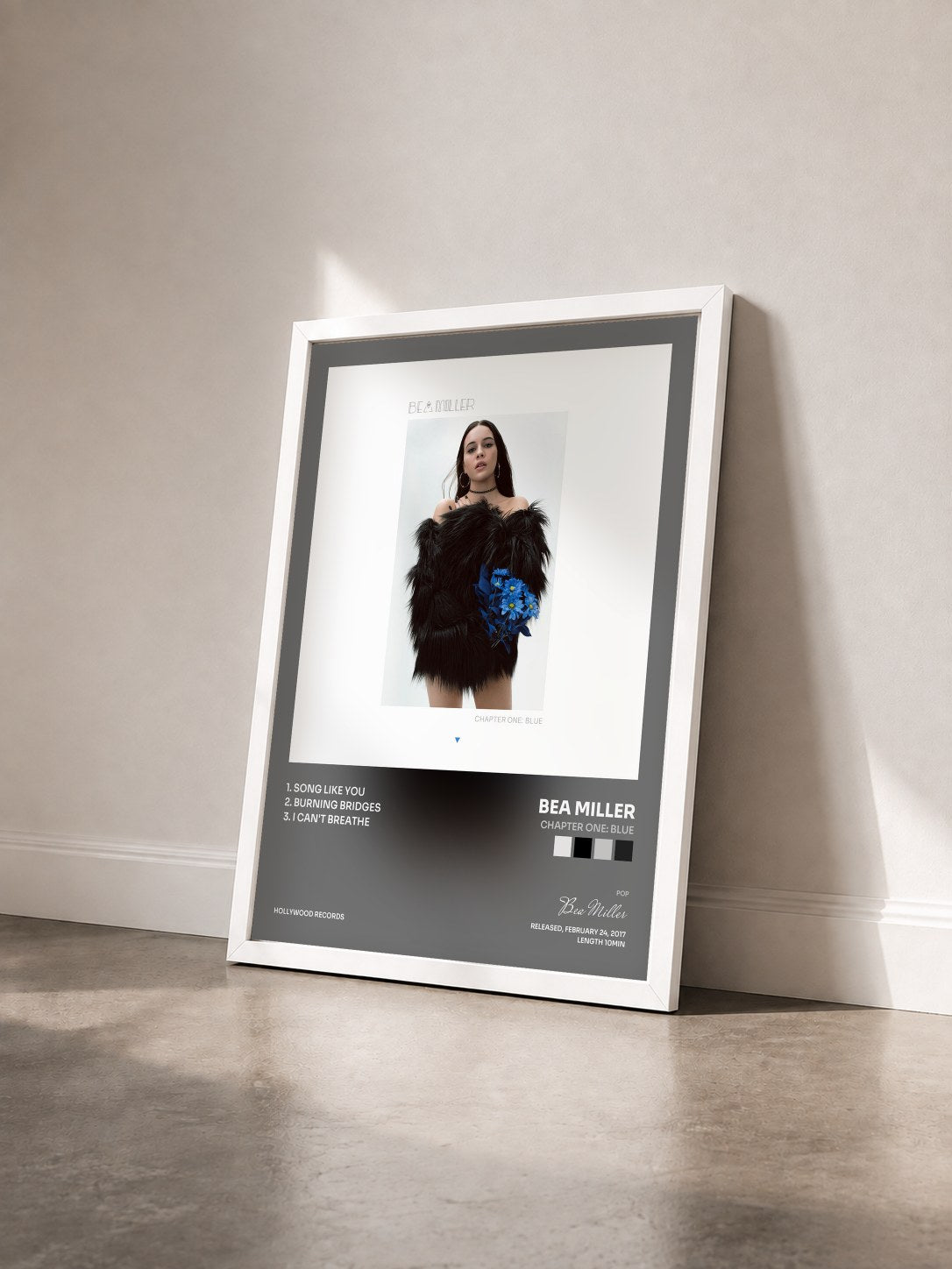 #blanc Tableau de l'album chapter one: blue de Bea Miller vu de trois quarts, cadre blanc