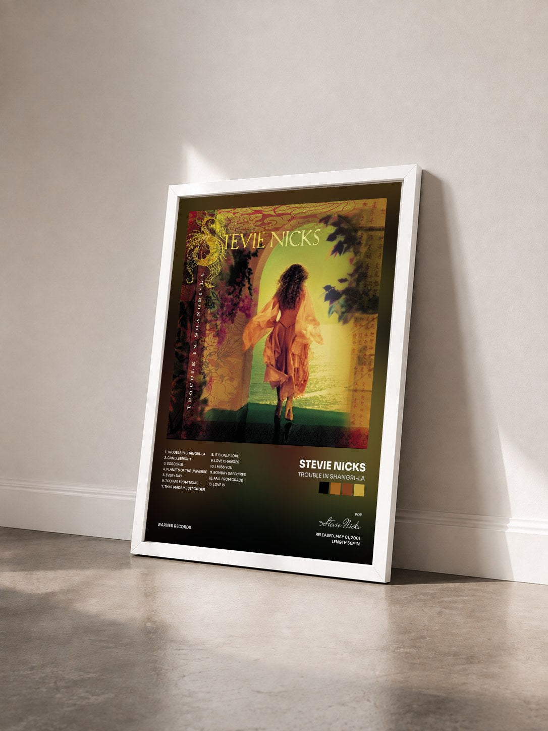 #blanc Tableau de l'album Trouble in Shangri-La de Stevie Nicks vu de trois quarts, cadre blanc