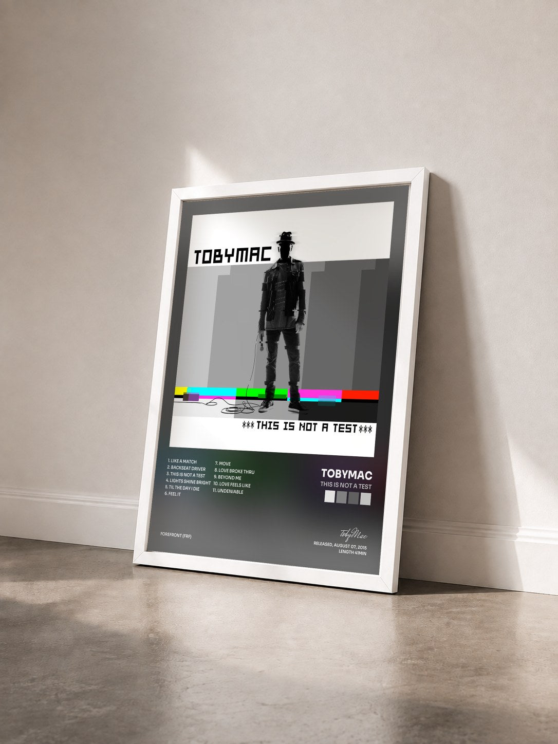 #blanc Tableau de l'album This Is Not A Test de tobyMac vu de trois quarts, cadre blanc