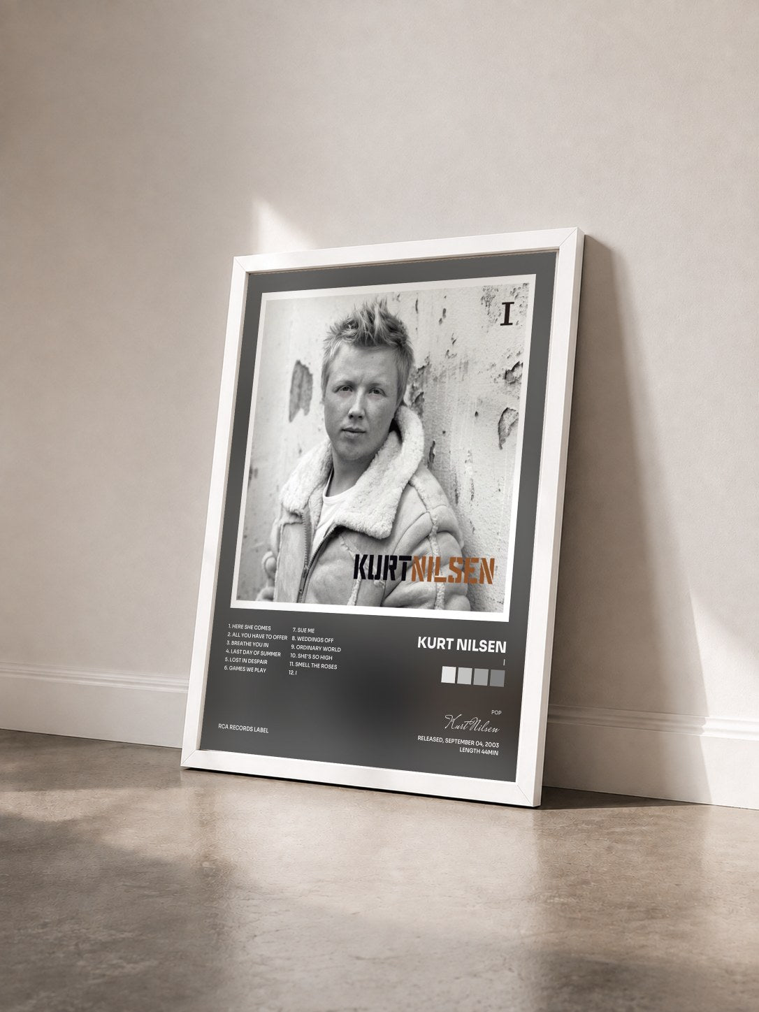 #blanc Tableau de l'album I de Kurt Nilsen vu de trois quarts, cadre blanc