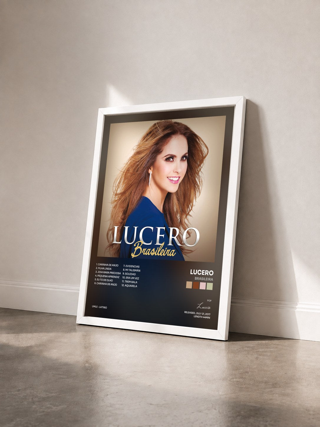 #blanc Tableau de l'album Brasileira de Lucero vu de trois quarts, cadre blanc