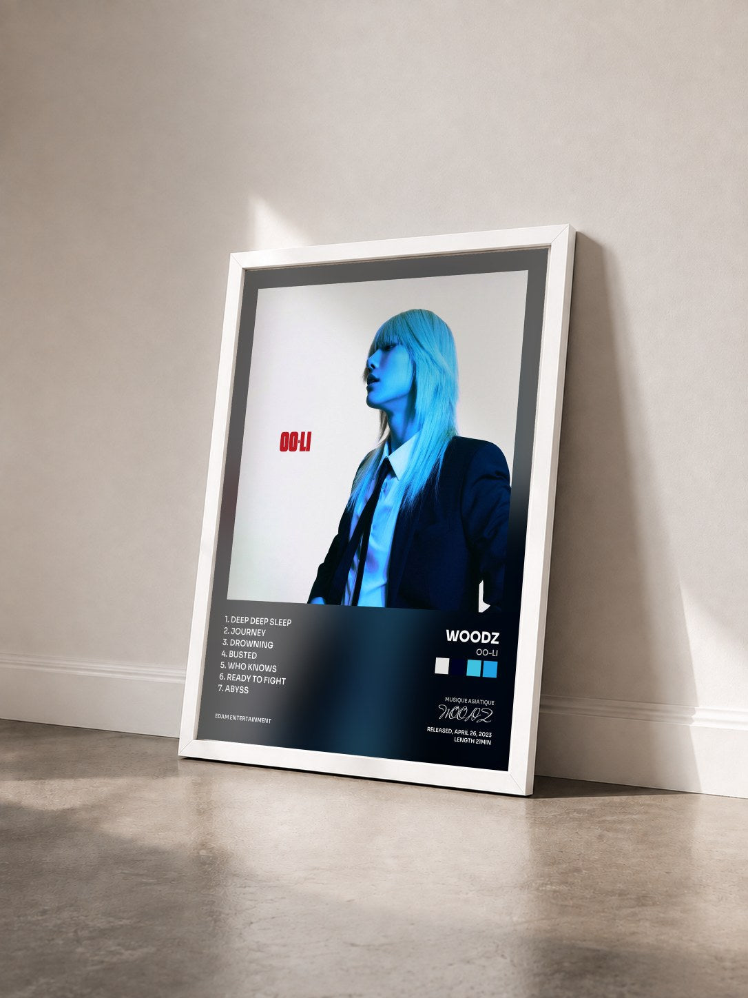 #blanc Tableau de l'album OO-LI de WOODZ vu de trois quarts, cadre blanc
