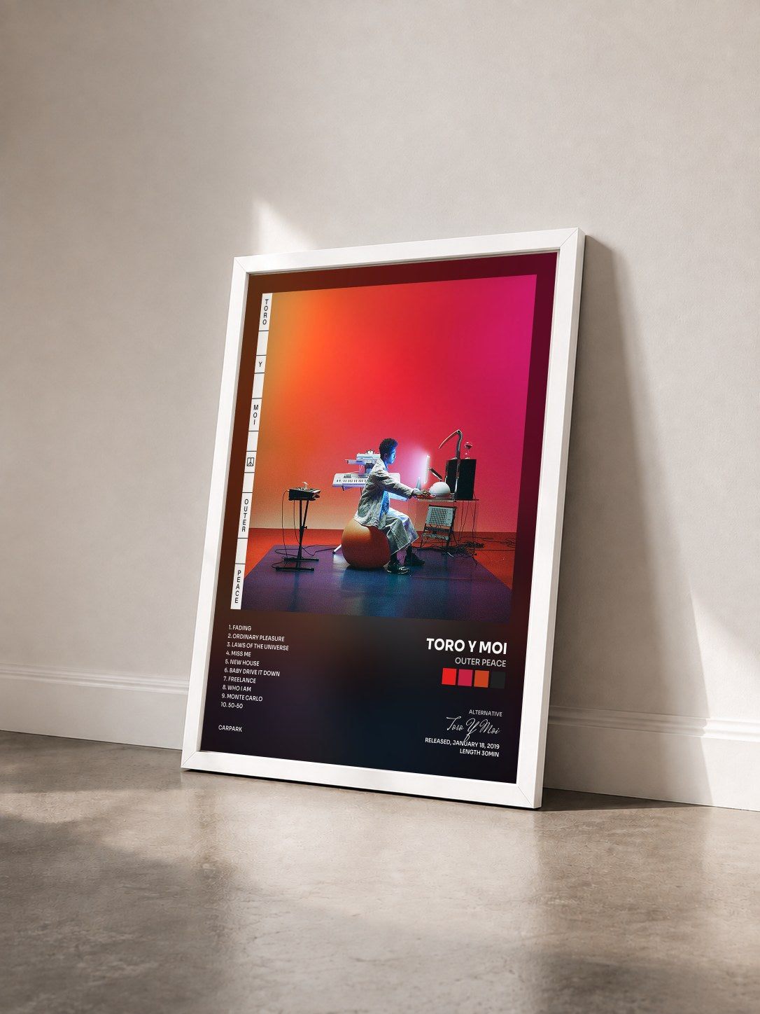 #blanc Tableau de l'album Outer Peace de Toro Y Moi vu de trois quarts, cadre blanc