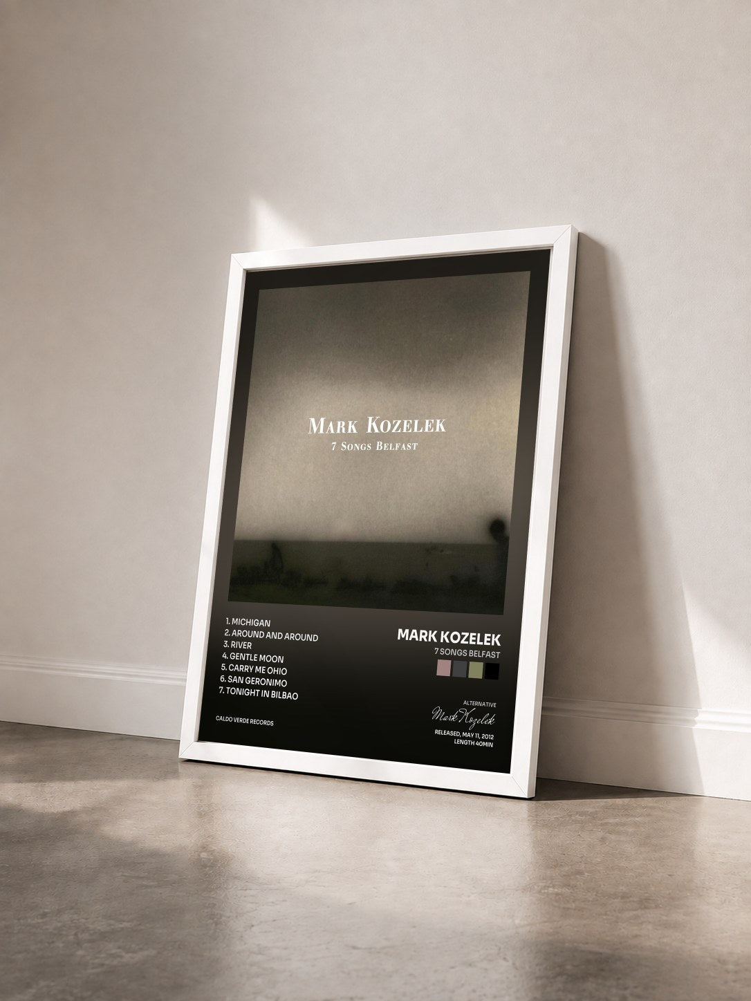 #blanc Tableau de l'album 7 Songs Belfast de Mark Kozelek vu de trois quarts, cadre blanc