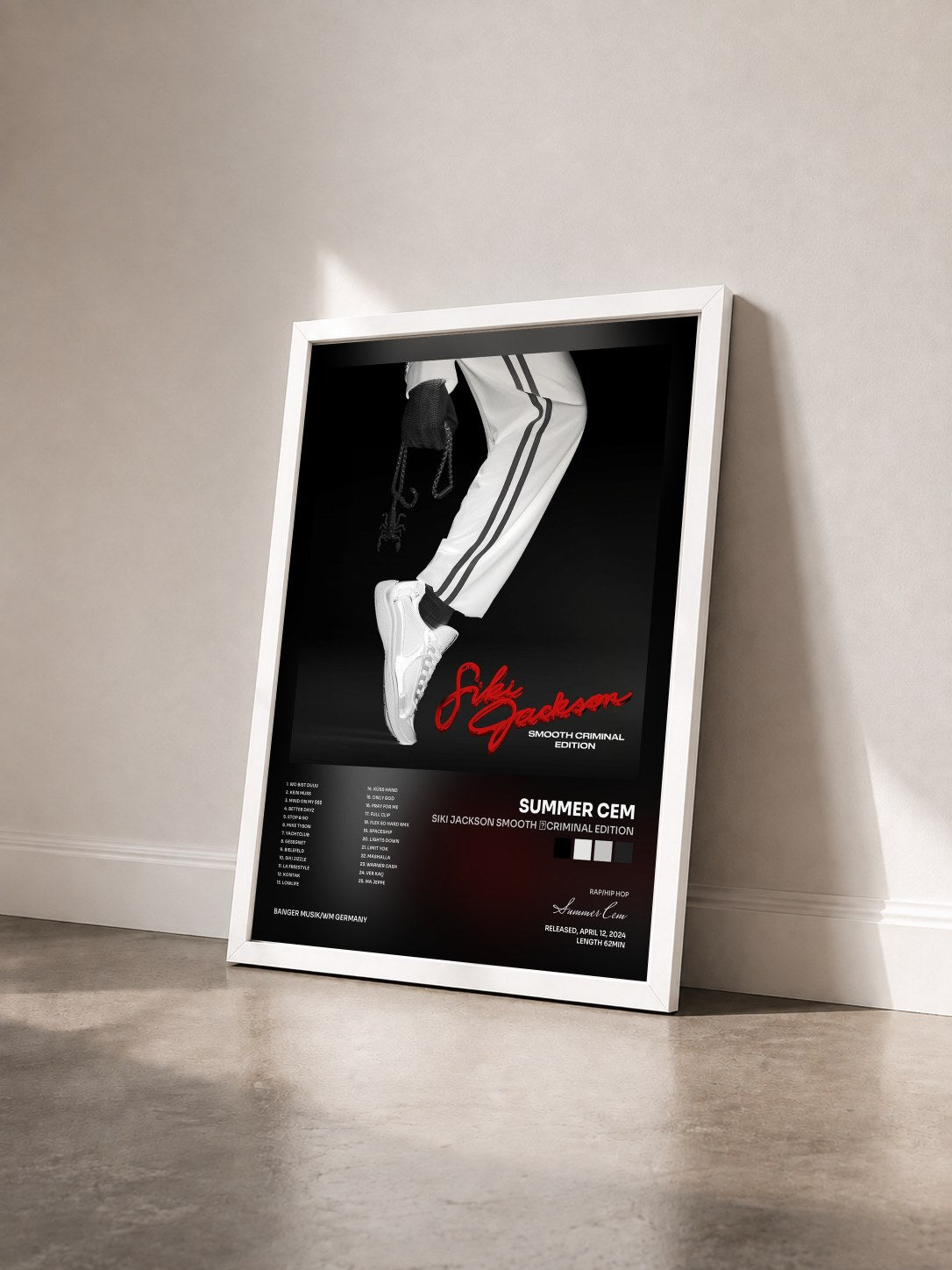 #blanc Tableau de l'album SIKI JACKSON SMOOTH ​CRIMINAL EDITION de Summer Cem vu de trois quarts, cadre blanc