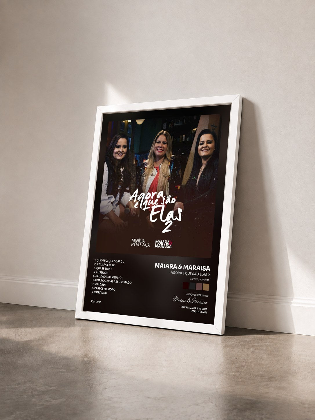 #blanc Tableau de l'album Agora É Que São Elas 2 (Ao Vivo | Acústico) de Maiara & Maraisa vu de trois quarts, cadre blanc