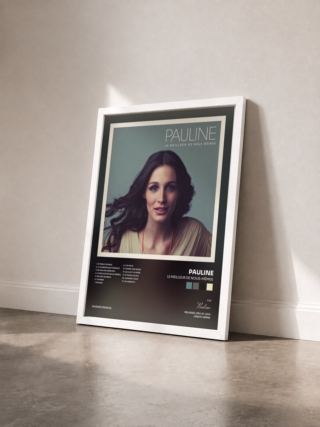 #blanc Tableau de l'album Le meilleur de nous-mêmes de Pauline vu de trois quarts, cadre blanc