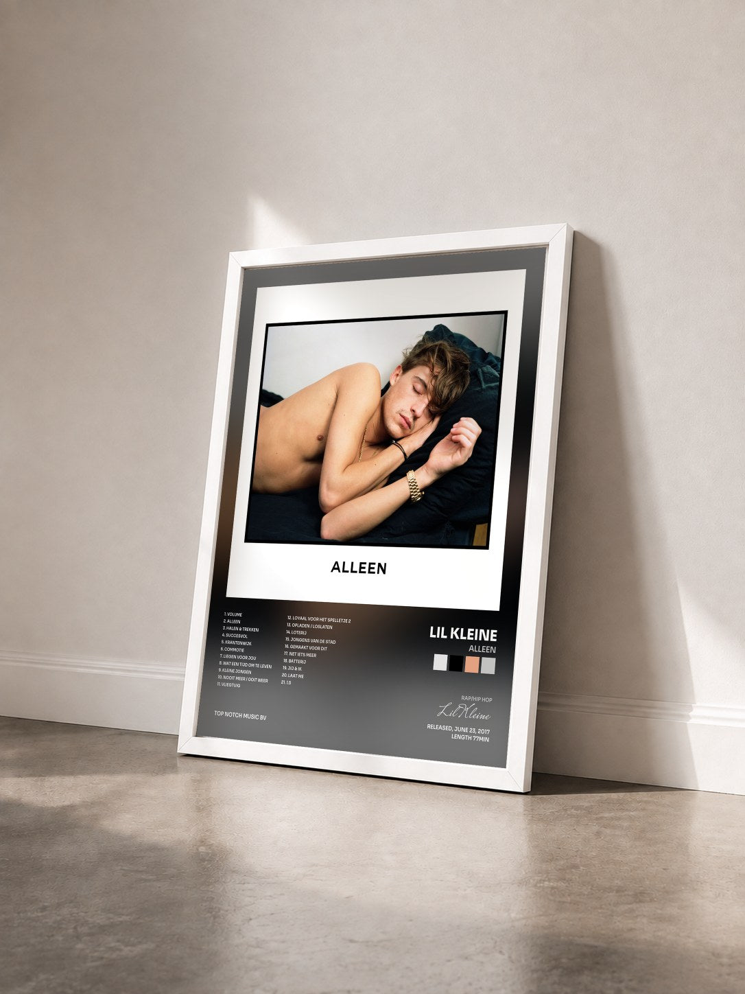 #blanc Tableau de l'album Alleen de Lil Kleine vu de trois quarts, cadre blanc