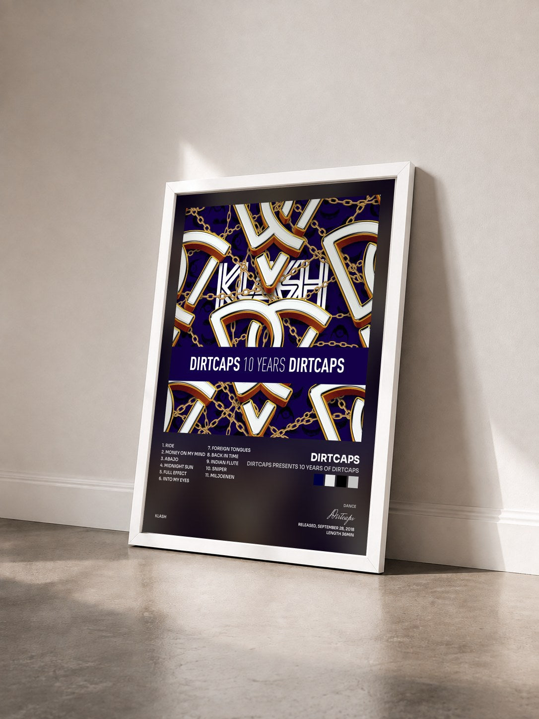 #blanc Tableau de l'album Dirtcaps presents 10 Years Of Dirtcaps de Dirtcaps vu de trois quarts, cadre blanc