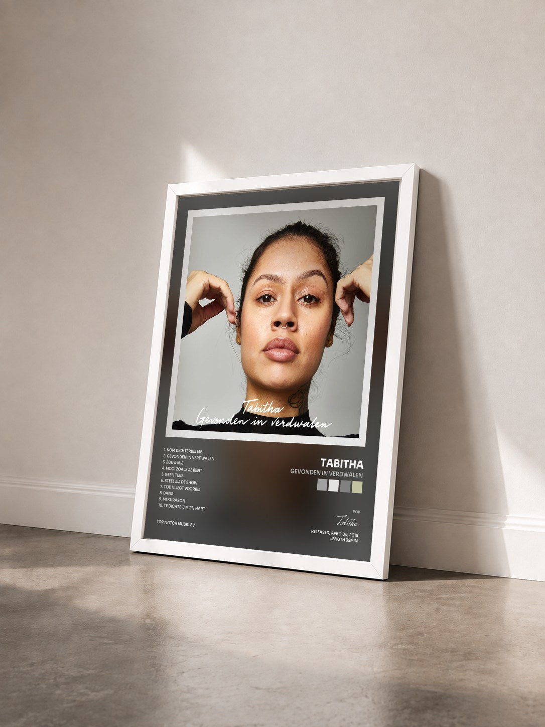 #blanc Tableau de l'album Gevonden In Verdwalen de Tabitha vu de trois quarts, cadre blanc