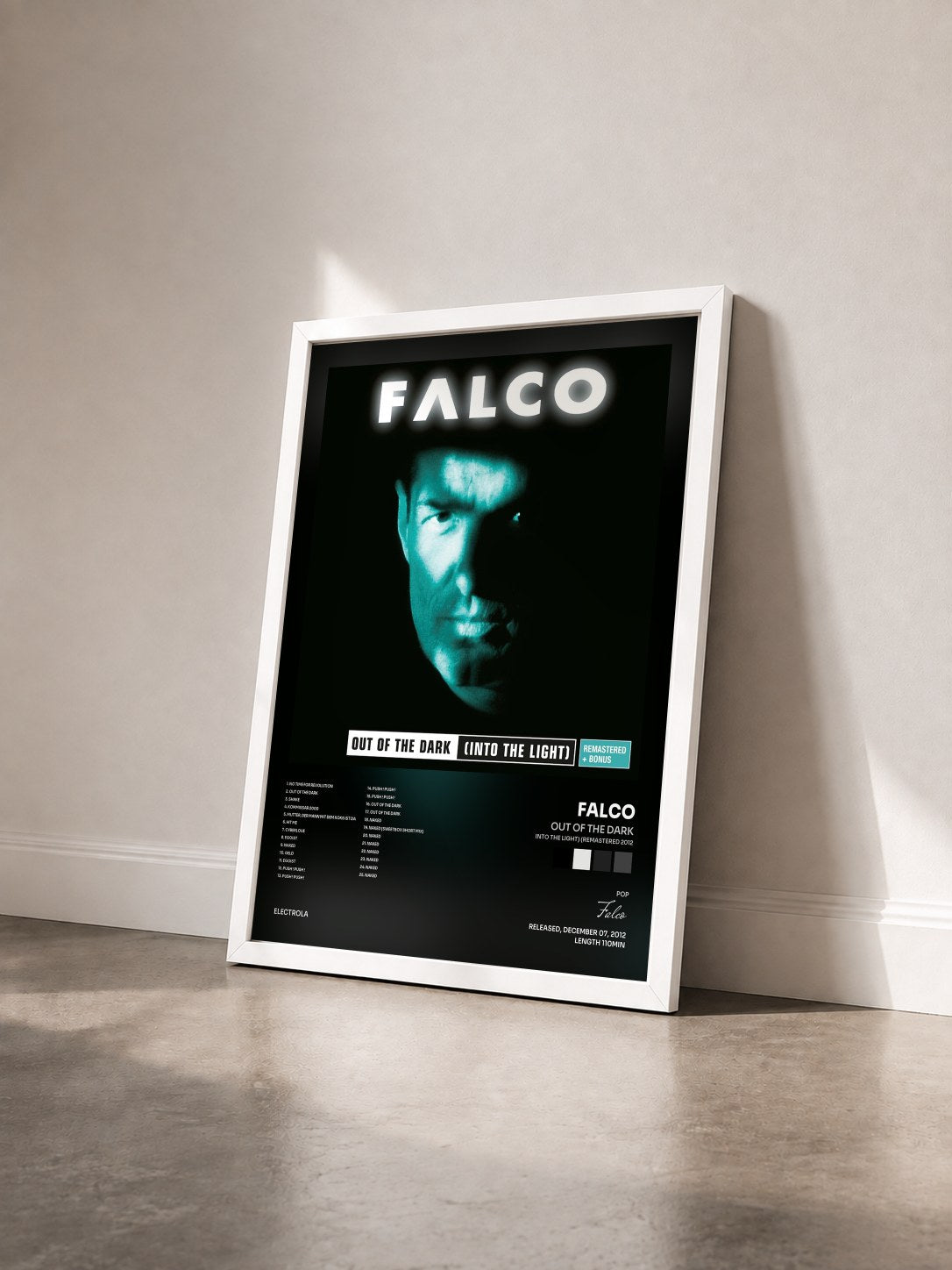 #blanc Tableau de l'album Out Of The Dark (Into The Light) (Remastered 2012) de Falco vu de trois quarts, cadre blanc