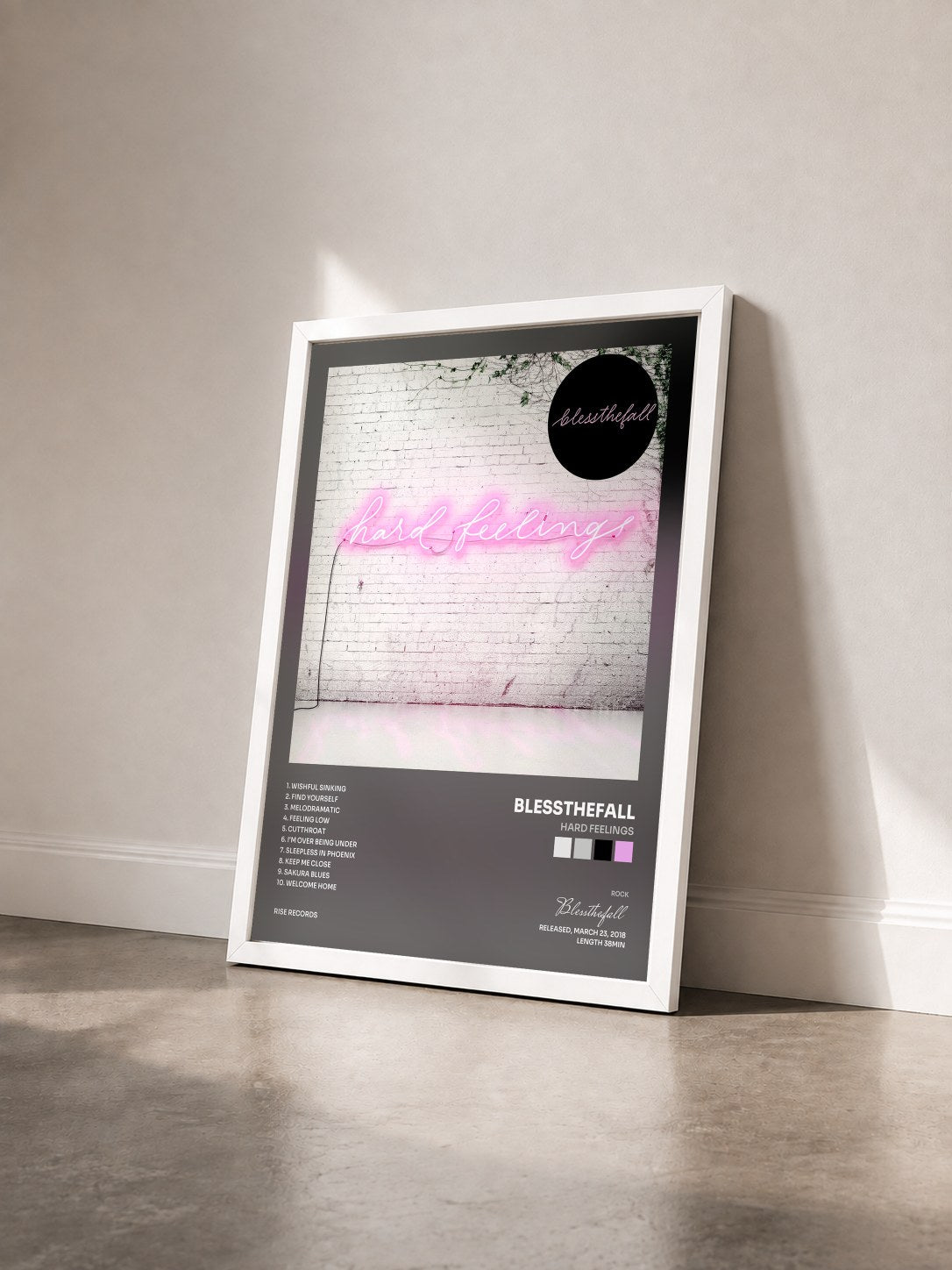 #blanc Tableau de l'album Hard Feelings de Blessthefall vu de trois quarts, cadre blanc