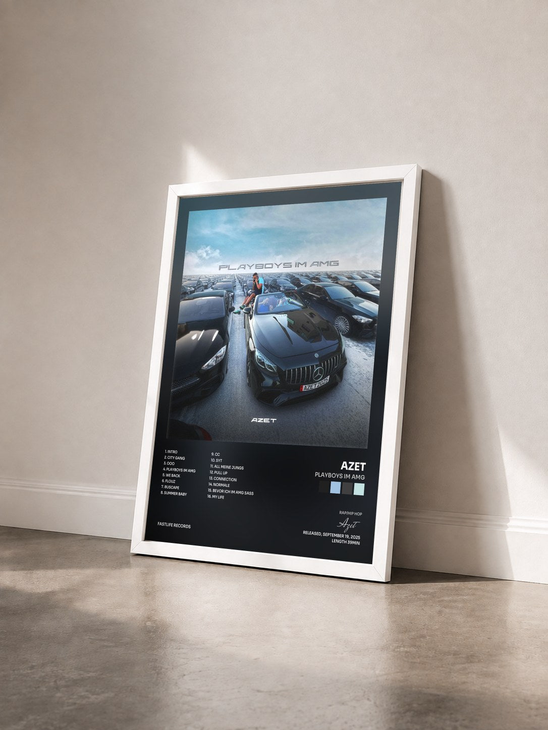 #blanc Tableau de l'album Playboys im AMG de Azet vu de trois quarts, cadre blanc
