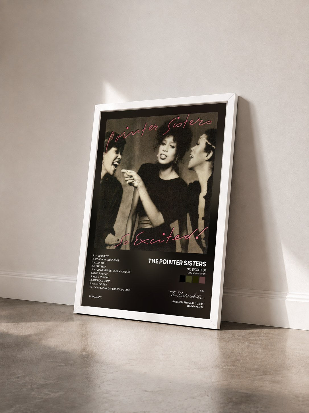 #blanc Tableau de l'album So Excited! (Expanded Edition) de The Pointer Sisters vu de trois quarts, cadre blanc
