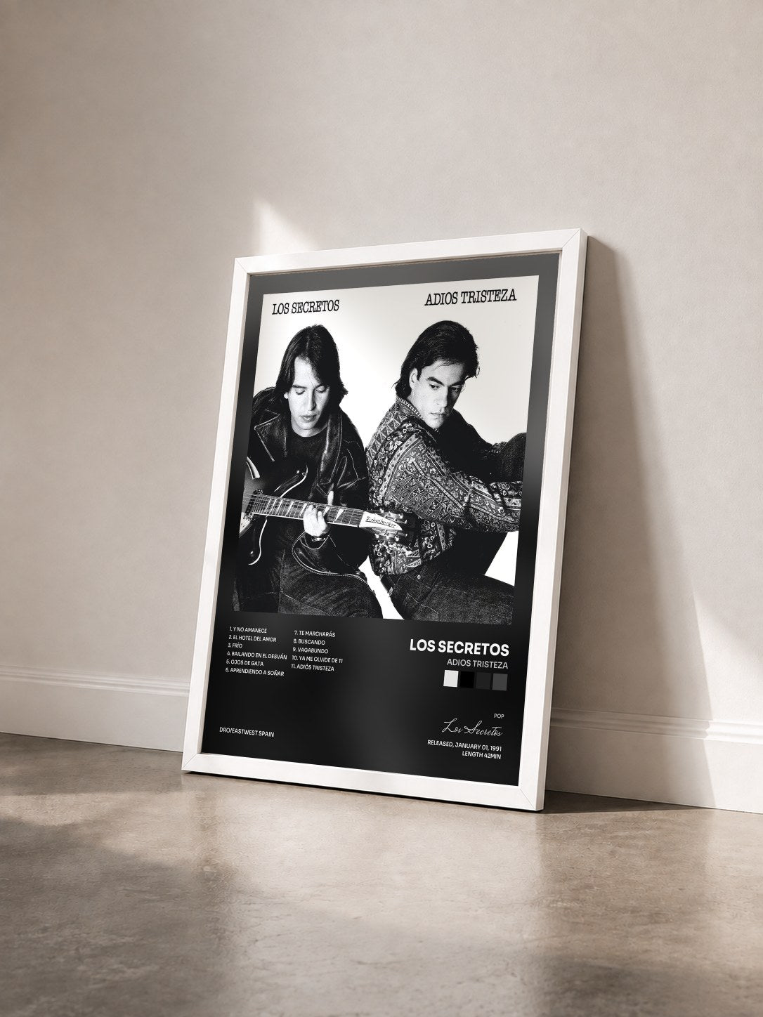 #blanc Tableau de l'album Adios Tristeza de Los Secretos vu de trois quarts, cadre blanc