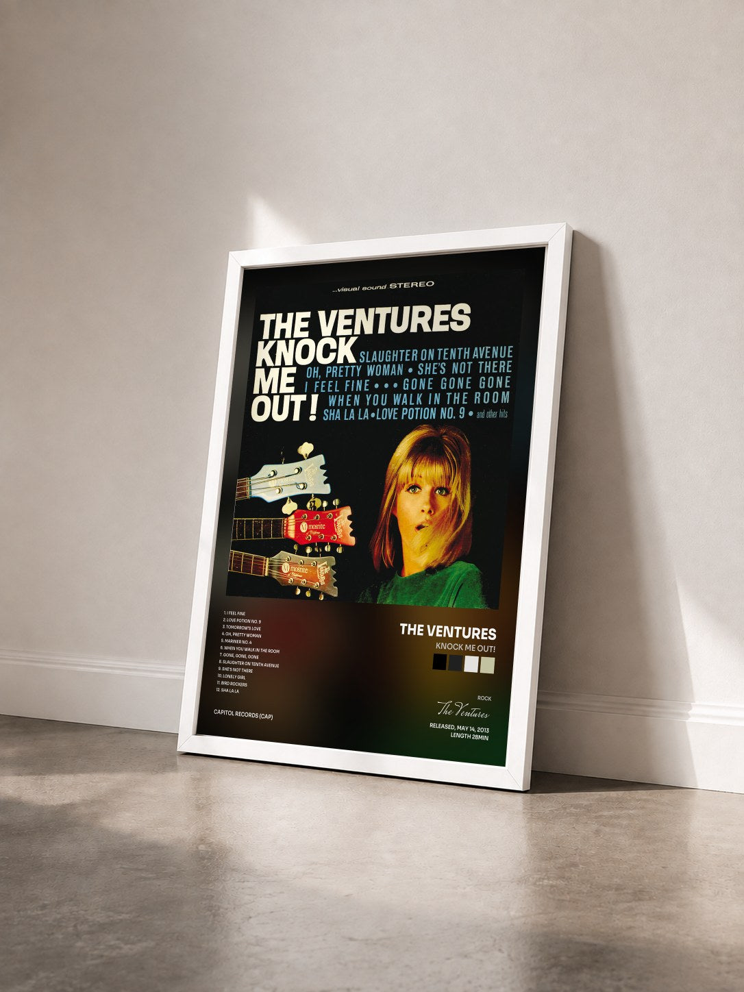 #blanc Tableau de l'album Knock Me Out! de The Ventures vu de trois quarts, cadre blanc