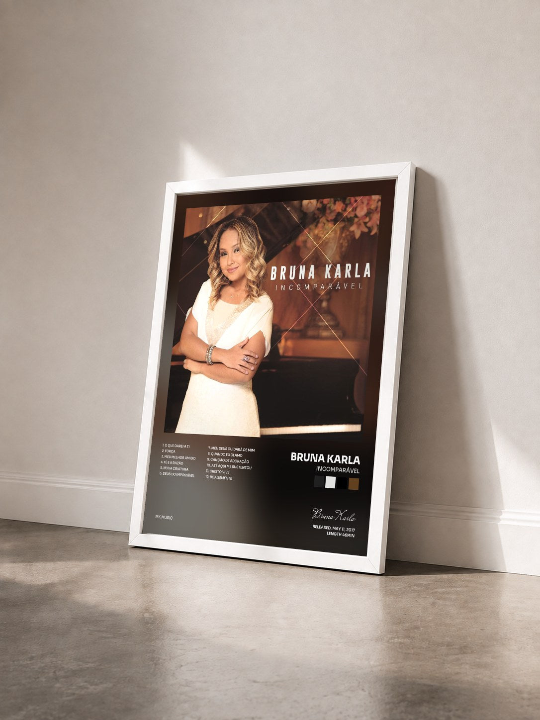 #blanc Tableau de l'album Incomparável de Bruna Karla vu de trois quarts, cadre blanc