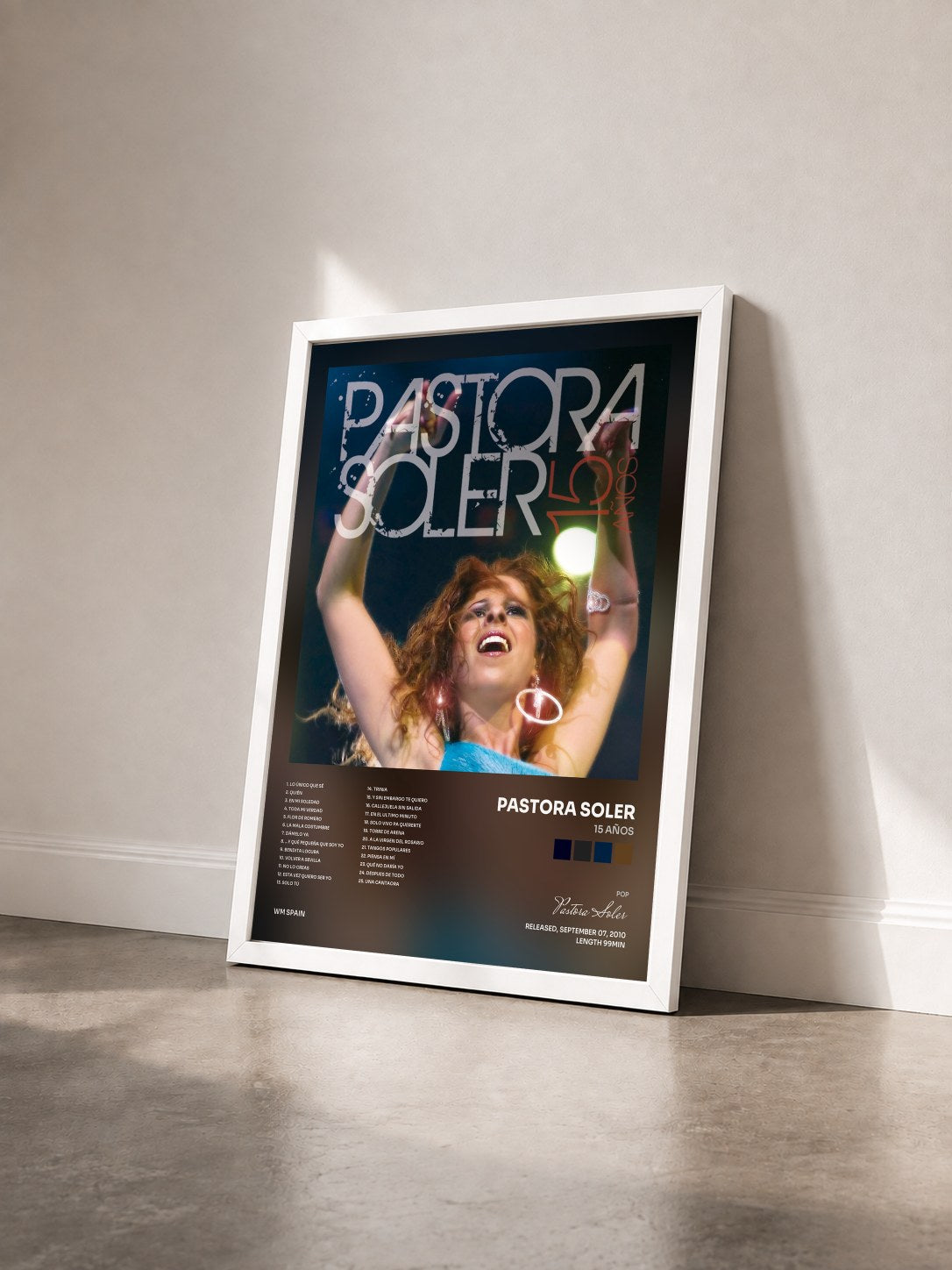 #blanc Tableau de l'album 15 años de Pastora Soler vu de trois quarts, cadre blanc