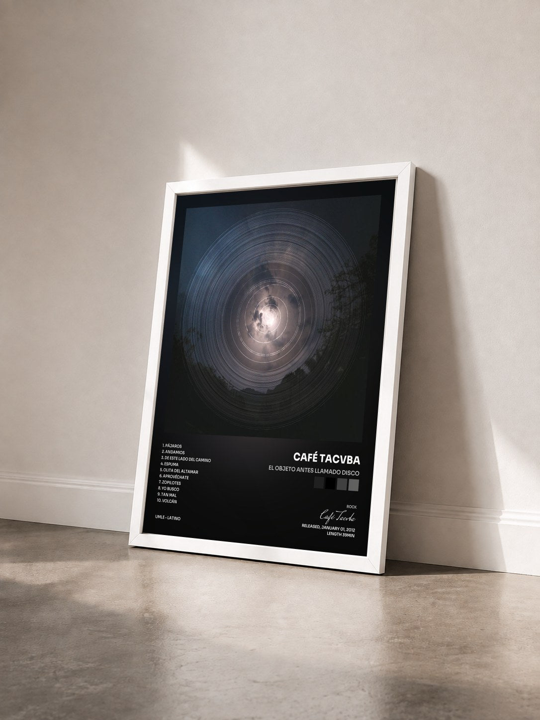 #blanc Tableau de l'album El Objeto Antes Llamado Disco de Café Tacvba vu de trois quarts, cadre blanc