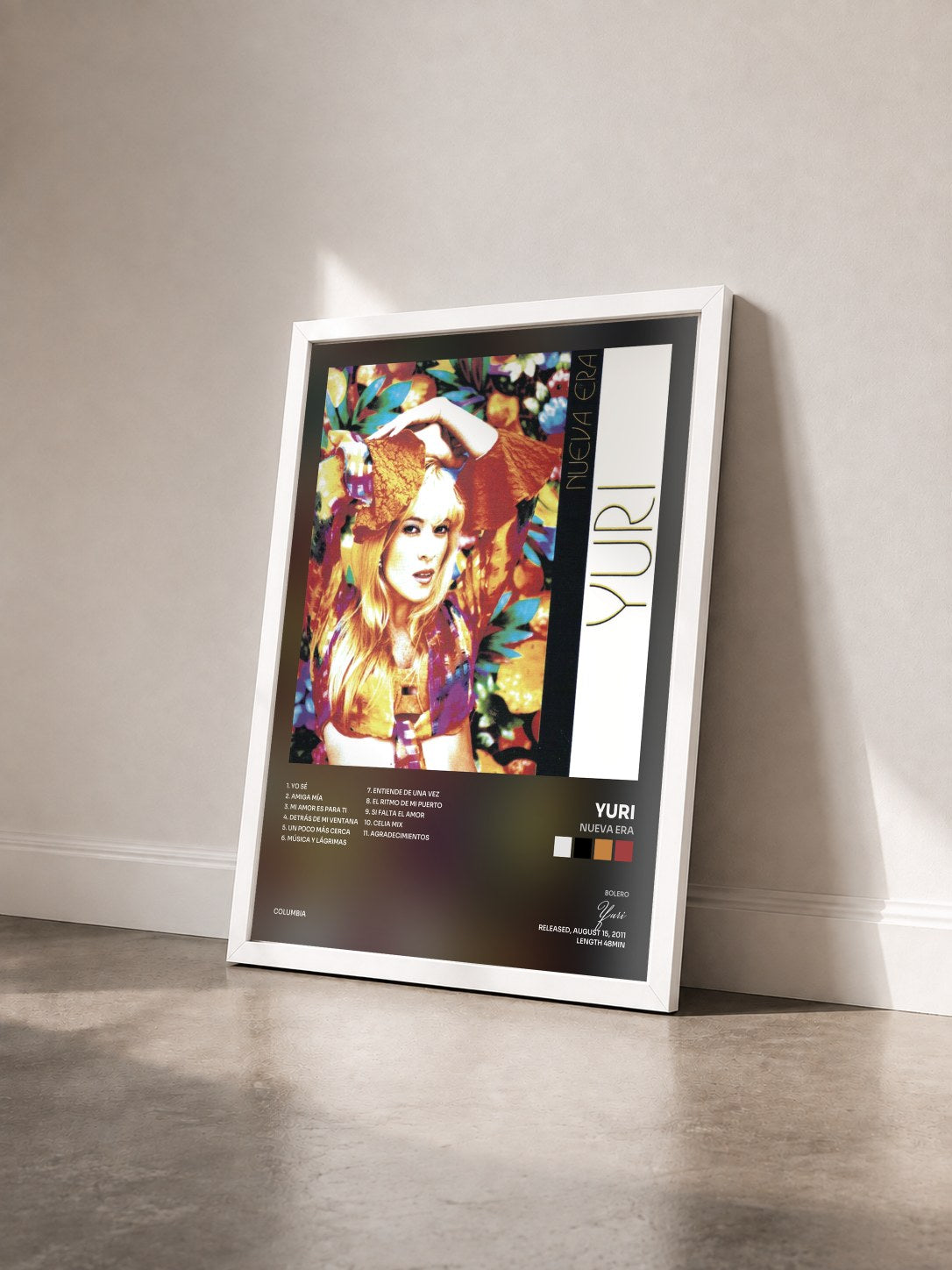 #blanc Tableau de l'album NUEVA ERA de Yuri vu de trois quarts, cadre blanc