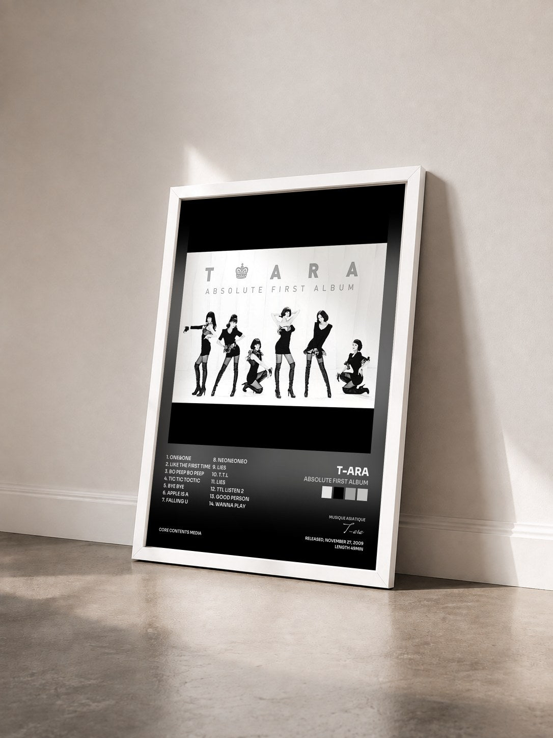 #blanc Tableau de l'album Absolute First Album de T-ara vu de trois quarts, cadre blanc