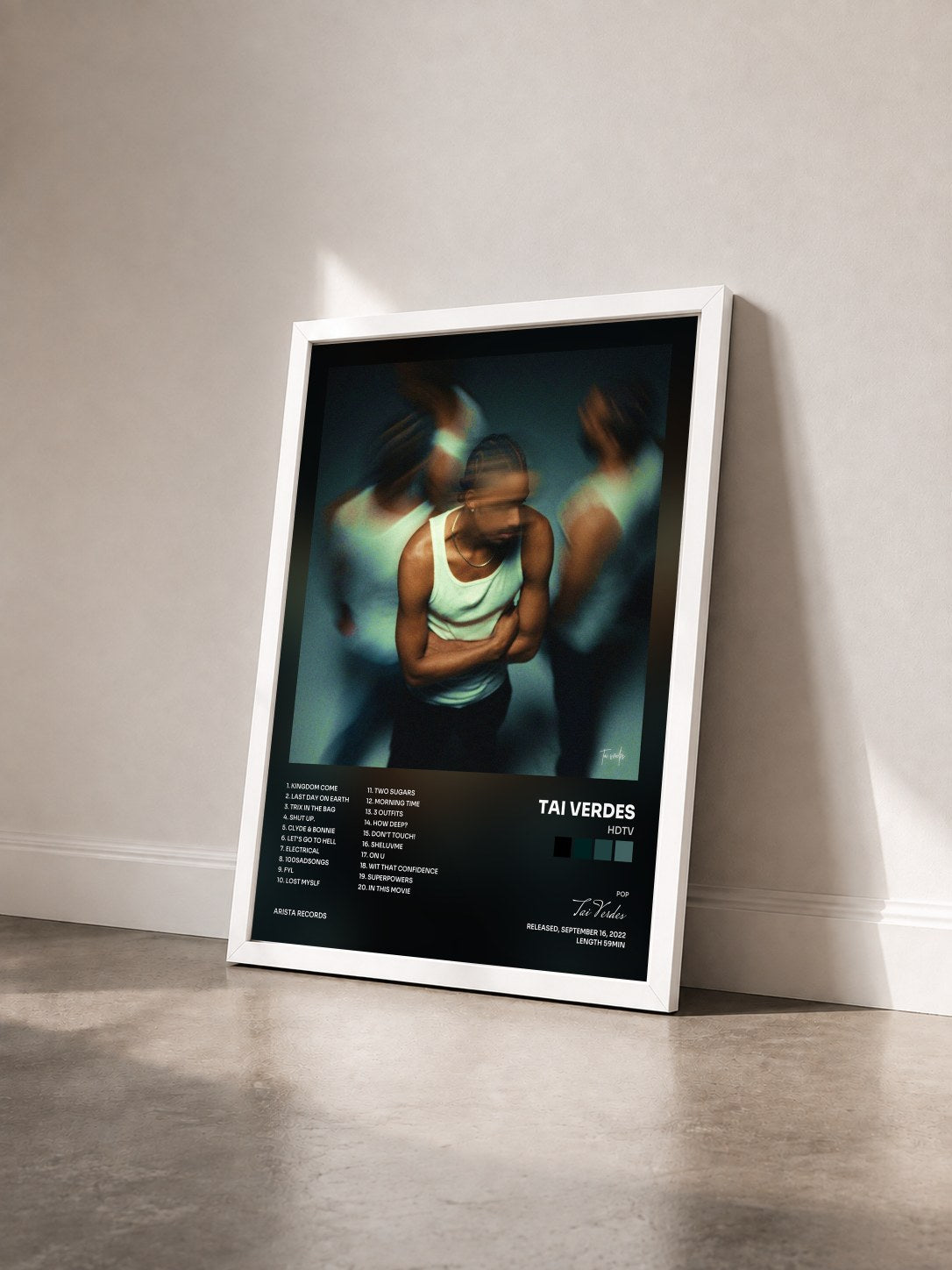 #blanc Tableau de l'album HDTV de Tai Verdes vu de trois quarts, cadre blanc