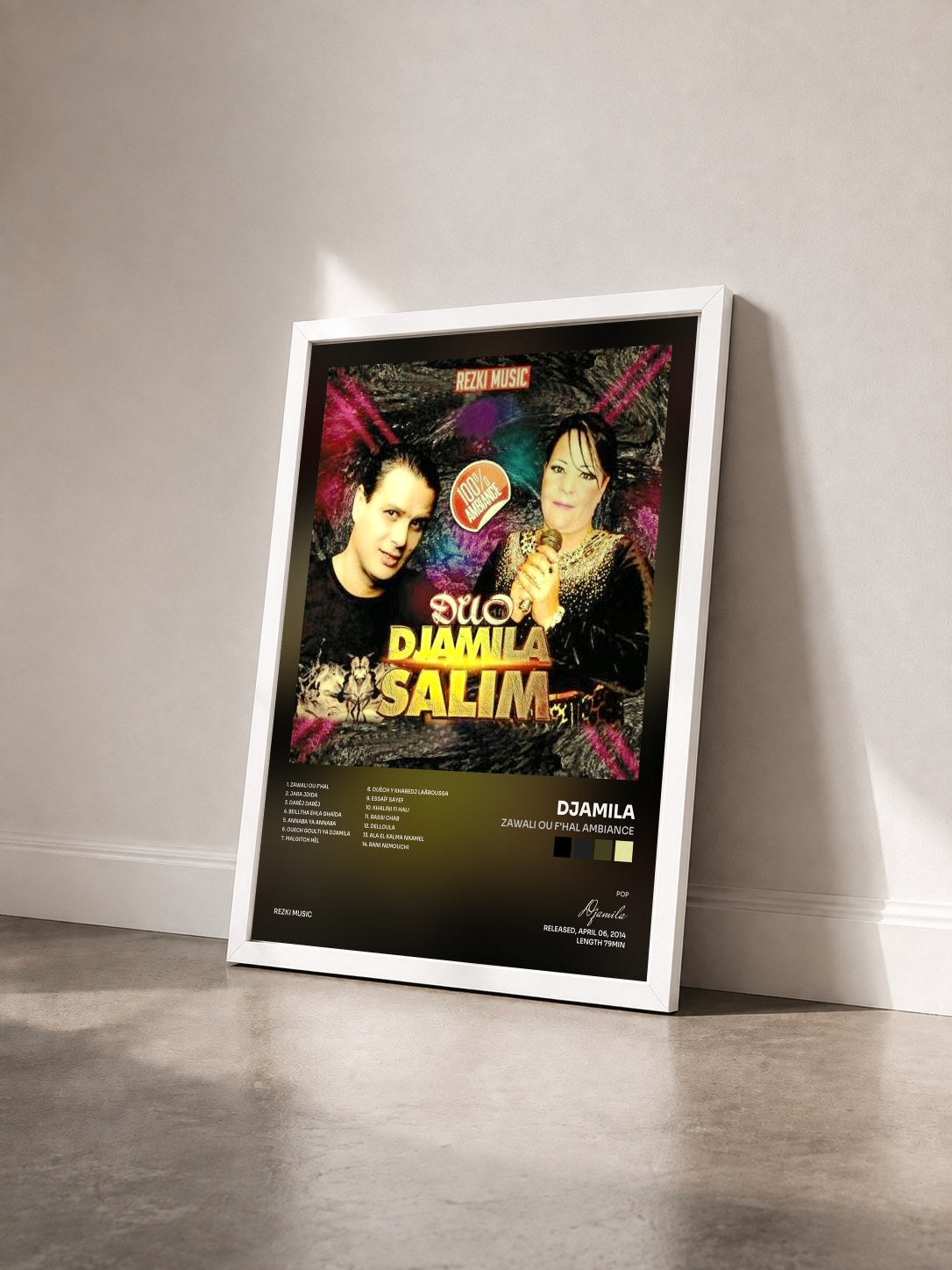 #blanc Tableau de l'album Zawali ou f'hal ambiance de Djamila vu de trois quarts, cadre blanc