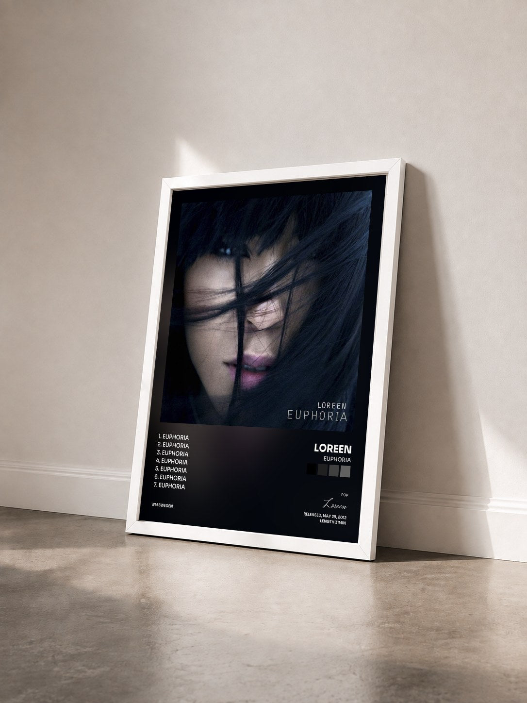 #blanc Tableau de l'album Euphoria de Loreen vu de trois quarts, cadre blanc
