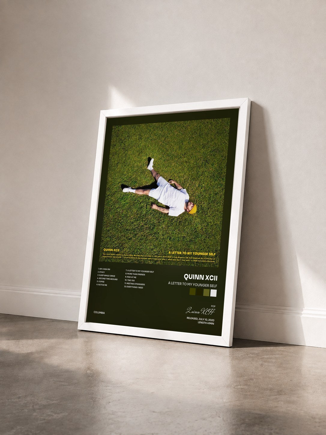 #blanc Tableau de l'album A Letter To My Younger Self de Quinn XCII vu de trois quarts, cadre blanc