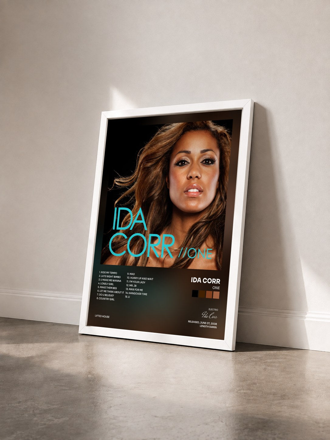 #blanc Tableau de l'album One de Ida Corr vu de trois quarts, cadre blanc