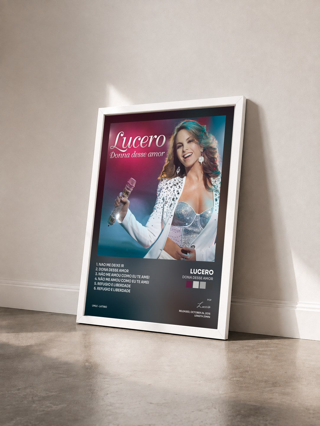 #blanc Tableau de l'album Dona Desse Amor de Lucero vu de trois quarts, cadre blanc