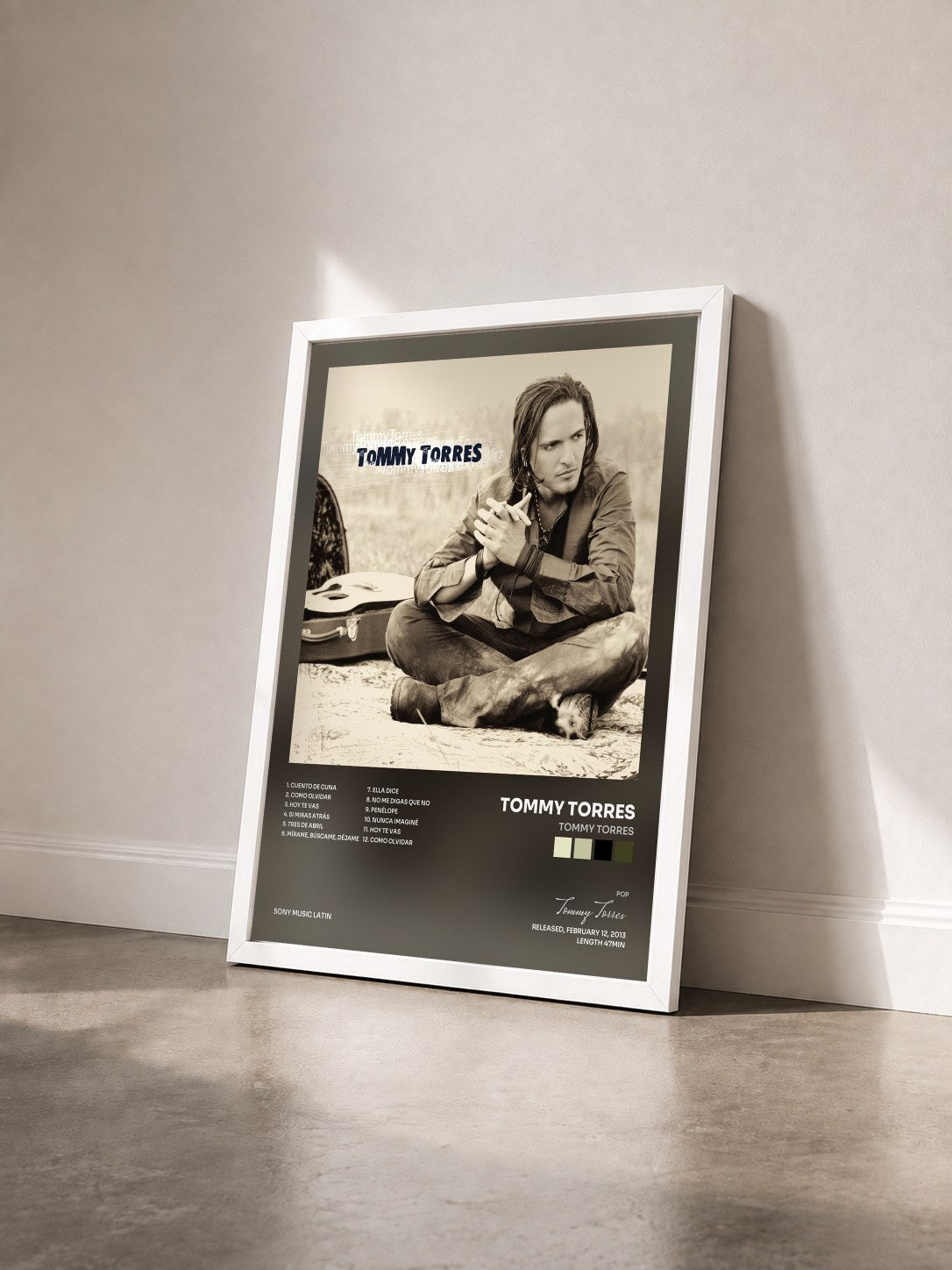 #blanc Tableau de l'album Tommy Torres de Tommy Torres vu de trois quarts, cadre blanc