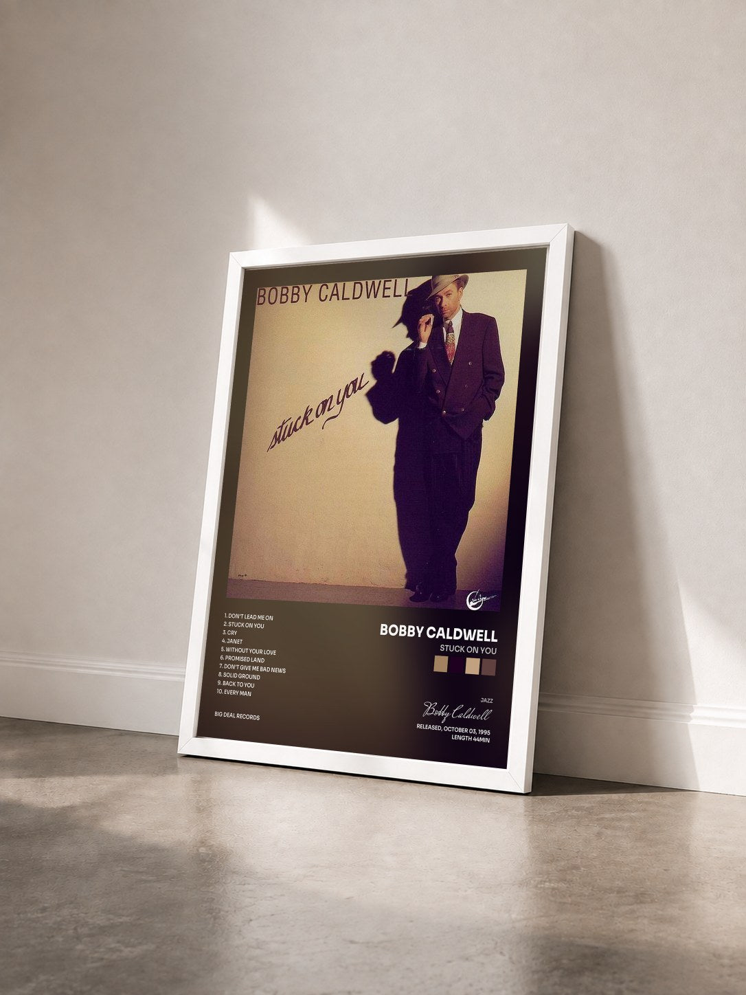 #blanc Tableau de l'album Stuck on You de Bobby Caldwell vu de trois quarts, cadre blanc