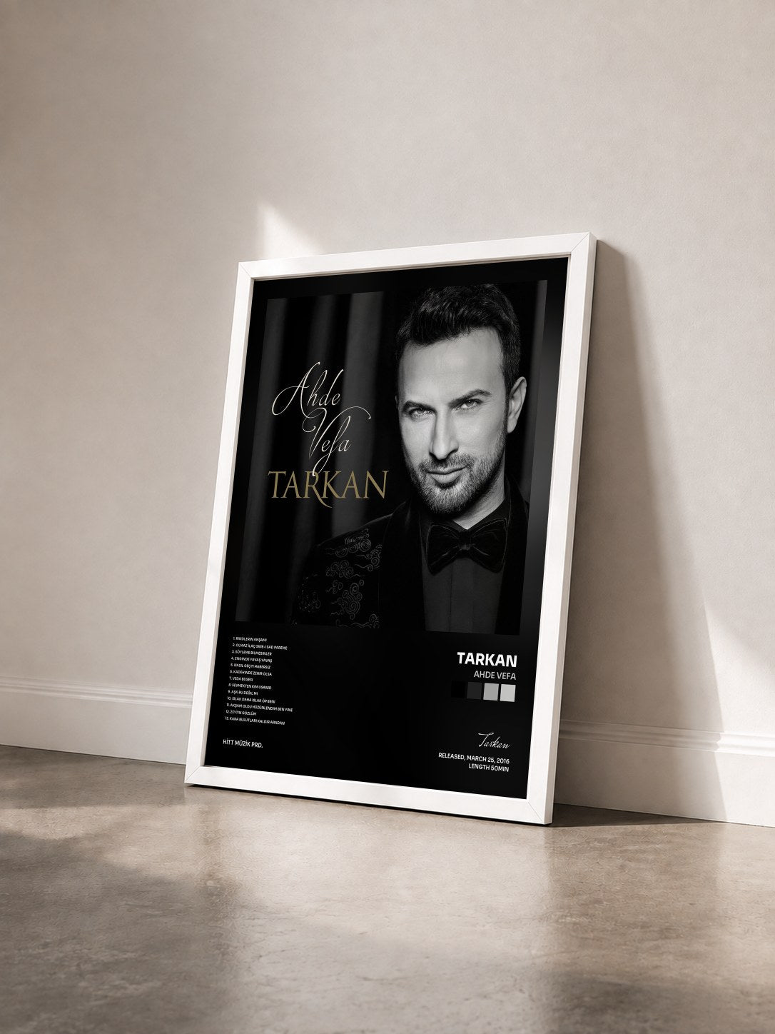 #blanc Tableau de l'album Ahde Vefa de Tarkan vu de trois quarts, cadre blanc