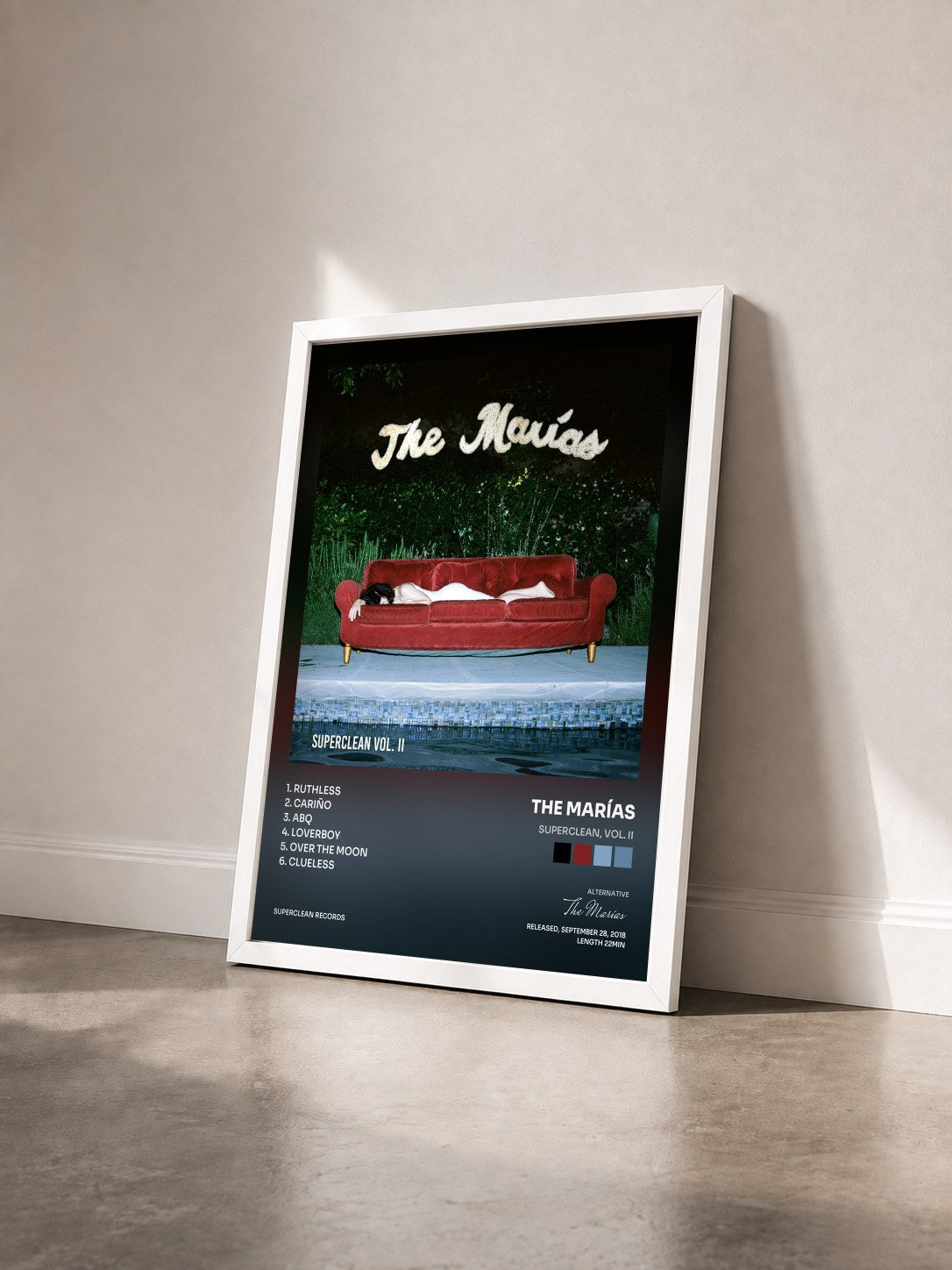 #blanc Tableau de l'album Superclean, Vol. II de The Marías vu de trois quarts, cadre blanc