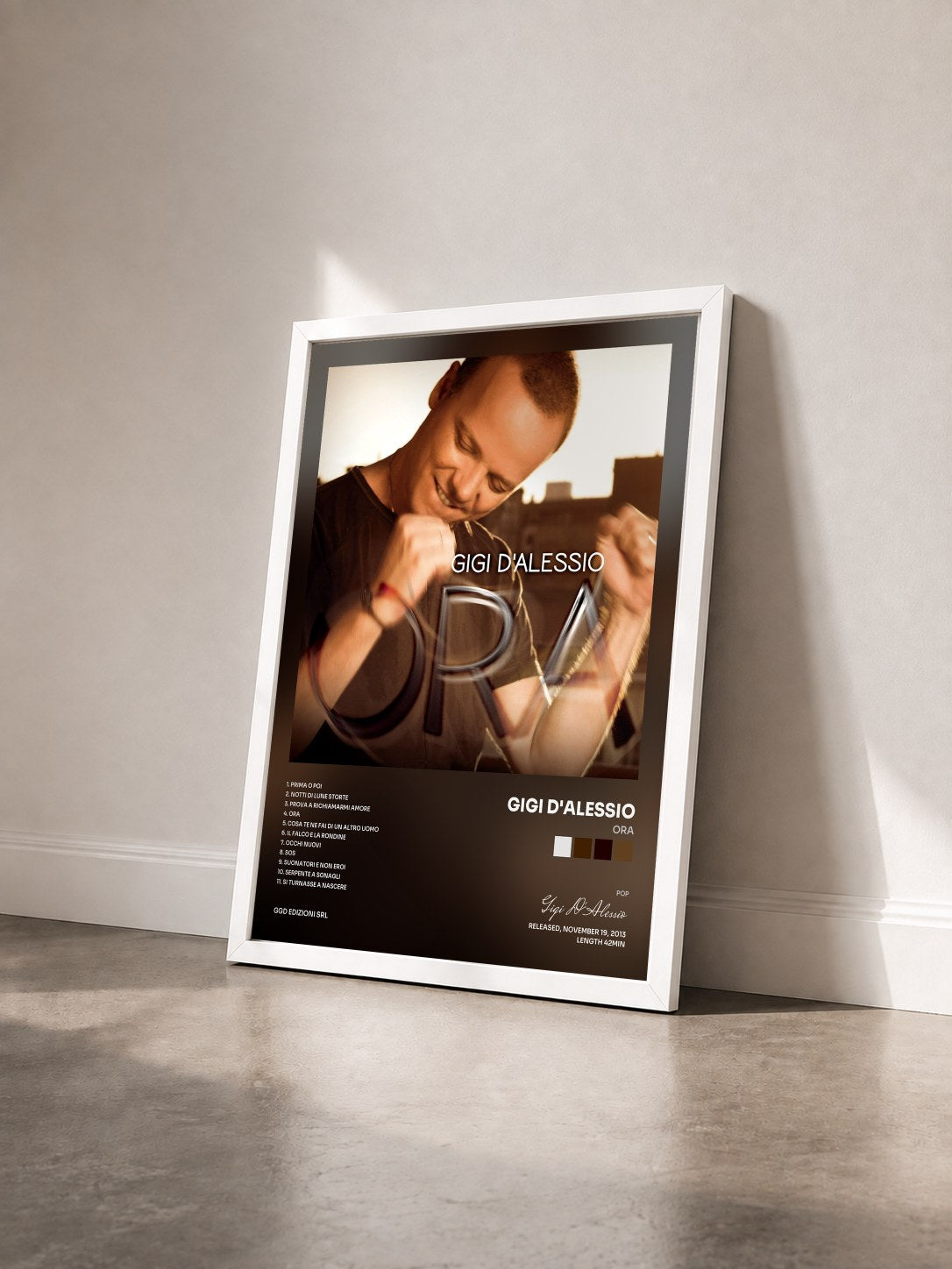 #blanc Tableau de l'album Ora de Gigi D'Alessio vu de trois quarts, cadre blanc