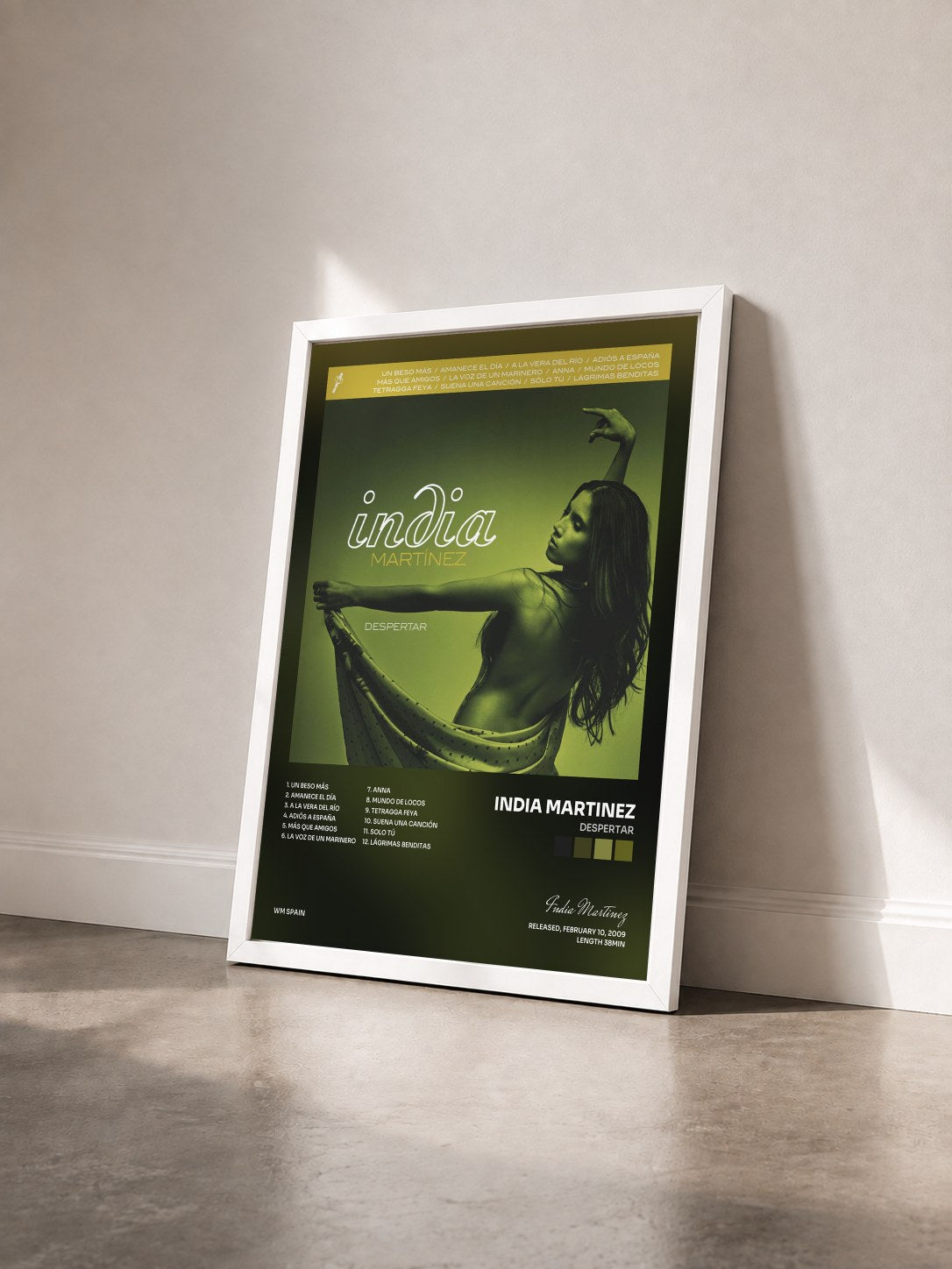 #blanc Tableau de l'album Despertar de India Martinez vu de trois quarts, cadre blanc