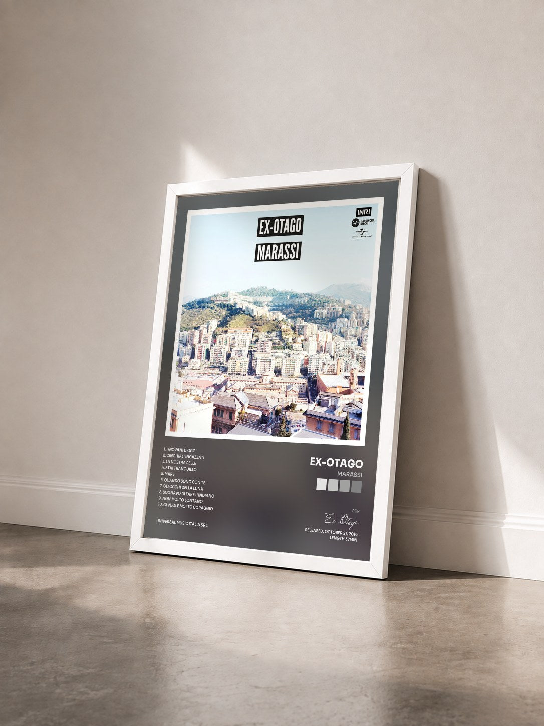 #blanc Tableau de l'album Marassi de Ex-Otago vu de trois quarts, cadre blanc