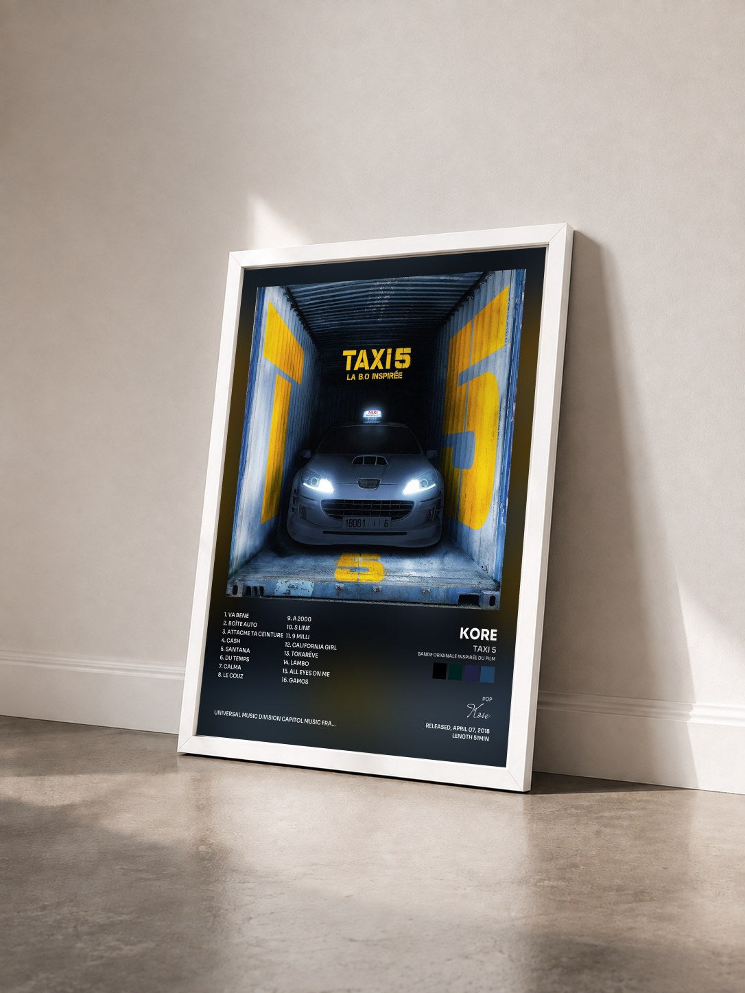#blanc Tableau de l'album Taxi 5 (Bande originale inspirée du film) de Kore vu de trois quarts, cadre blanc
